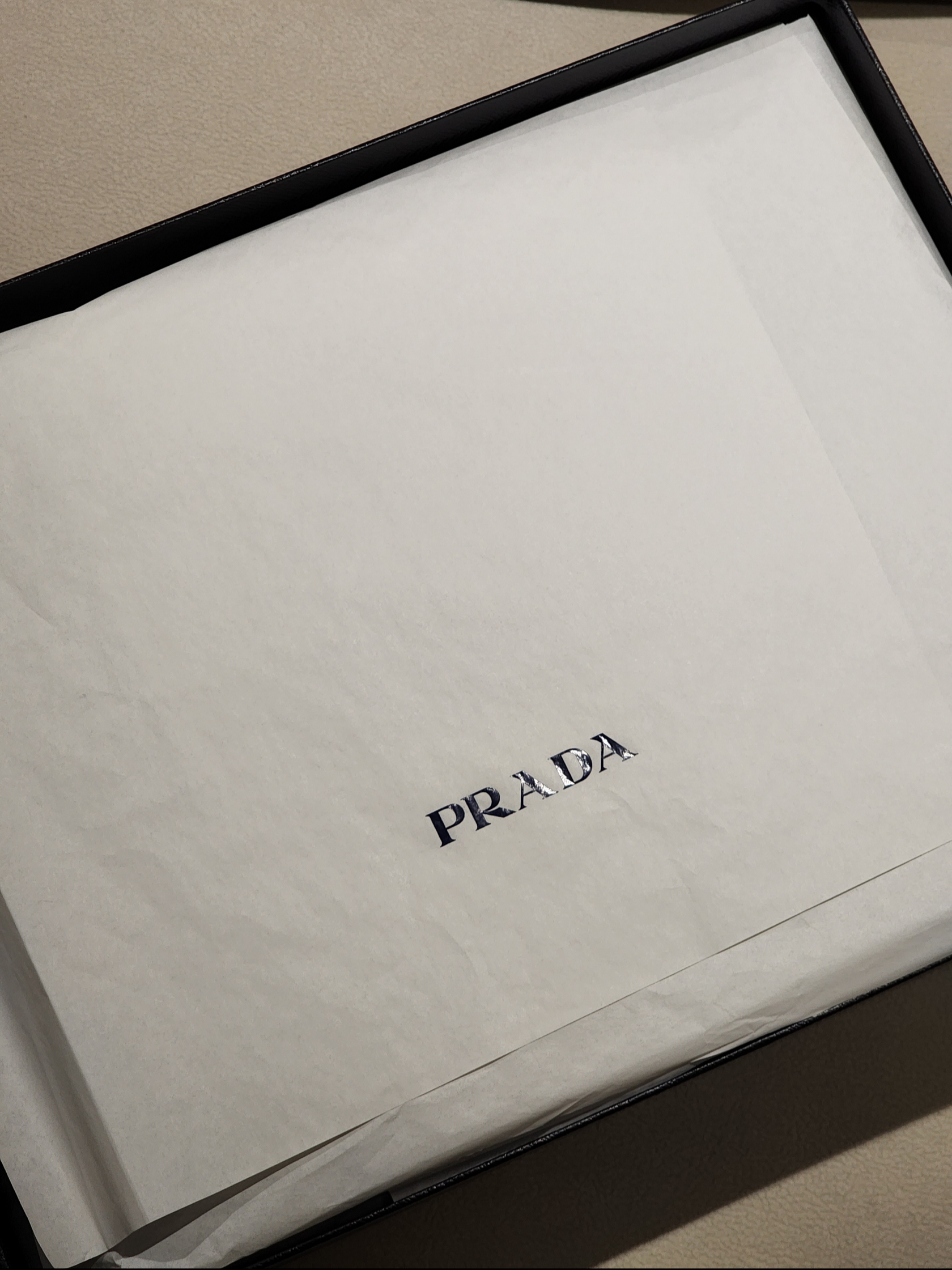 Prada Opaque Brushed Leather Lace-Up Shoes Black 착용 스타일 - 2