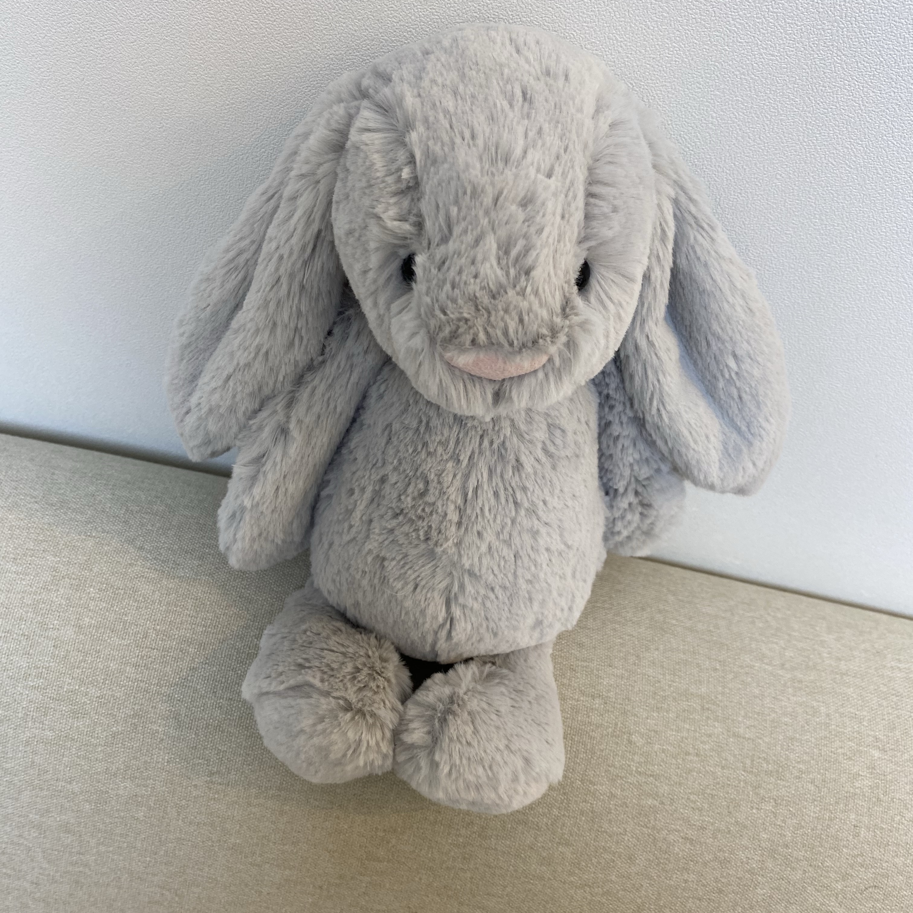 Jellycat Bashful Bunny Medium Grey 착용 스타일 - 1