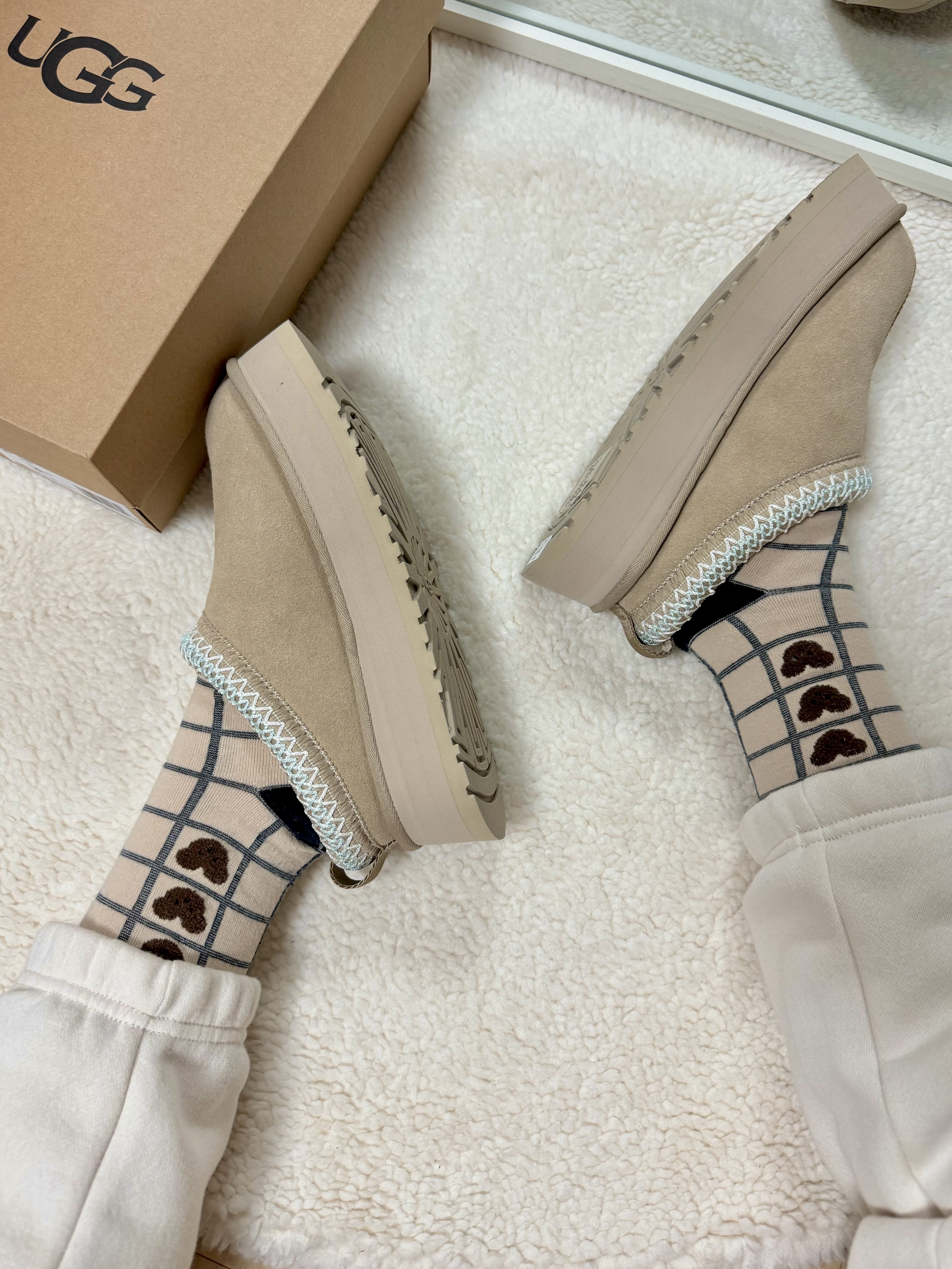 (W) UGG Tazz Slipper Sand, (W) UGG Tazz Slipper Chestnut 착용 스타일 - 4