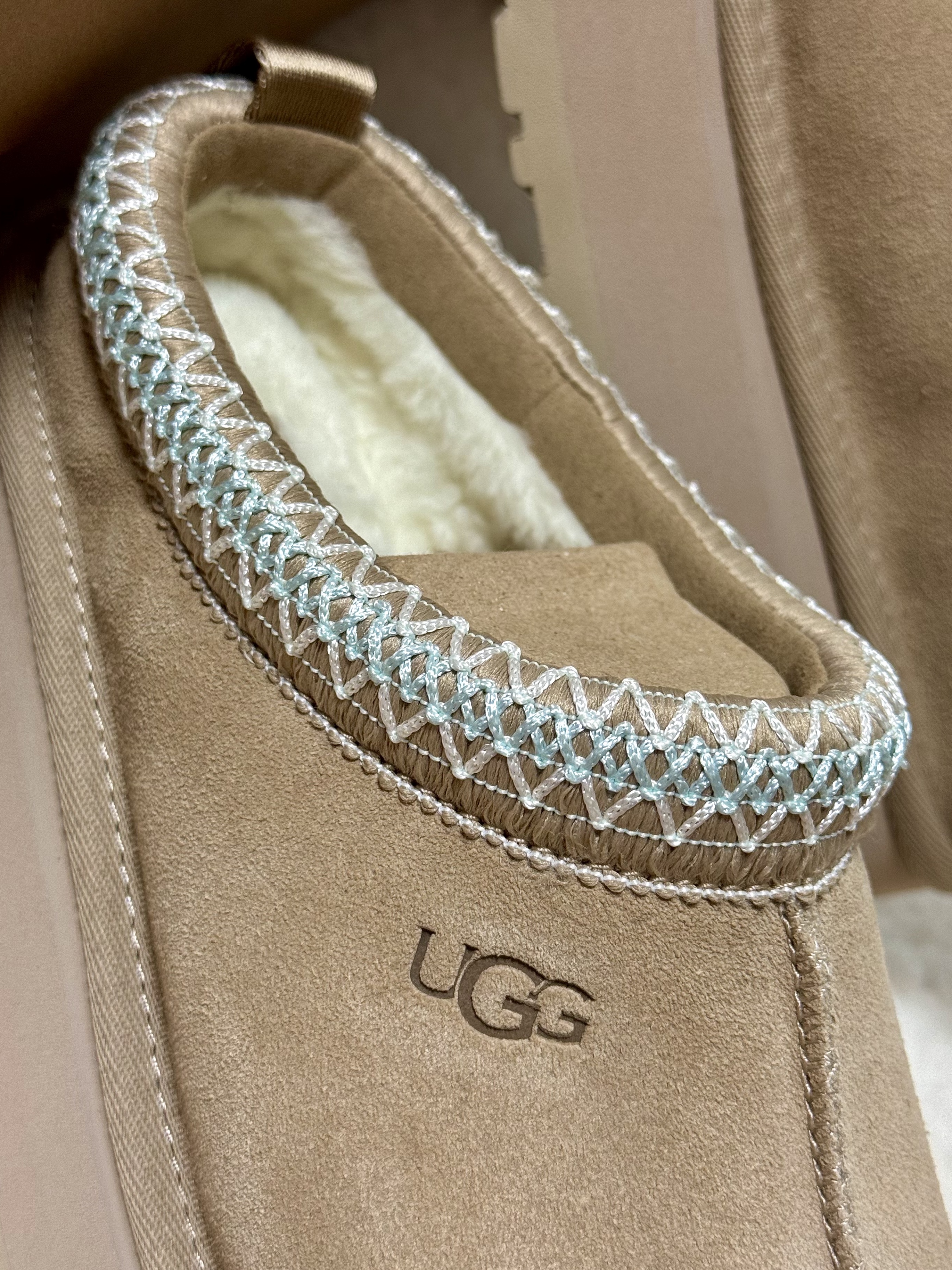 (W) UGG Tazz Slipper Sand, (W) UGG Tazz Slipper Chestnut 착용 스타일 - 8