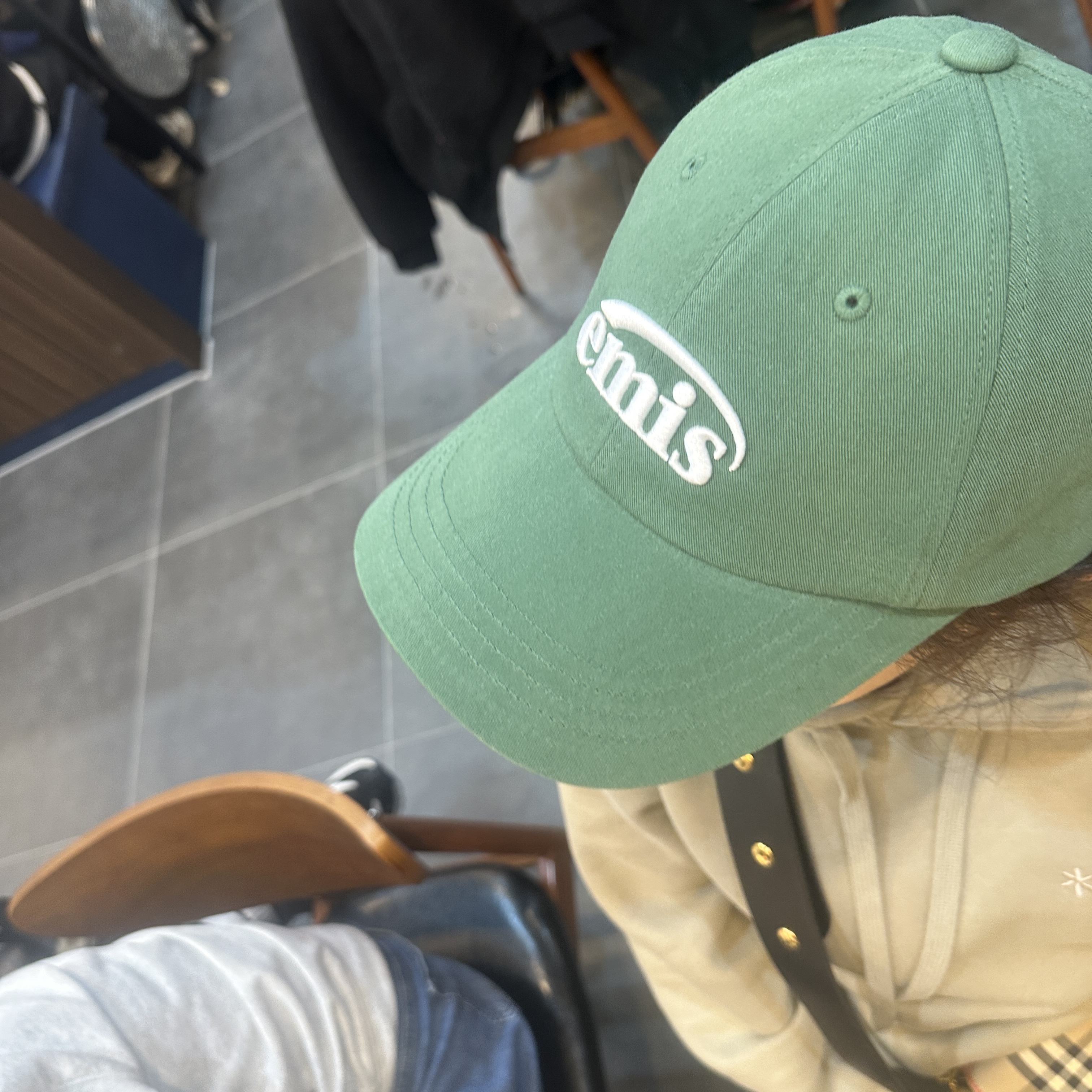 Emis New Logo Emis Cap Green 착용 스타일