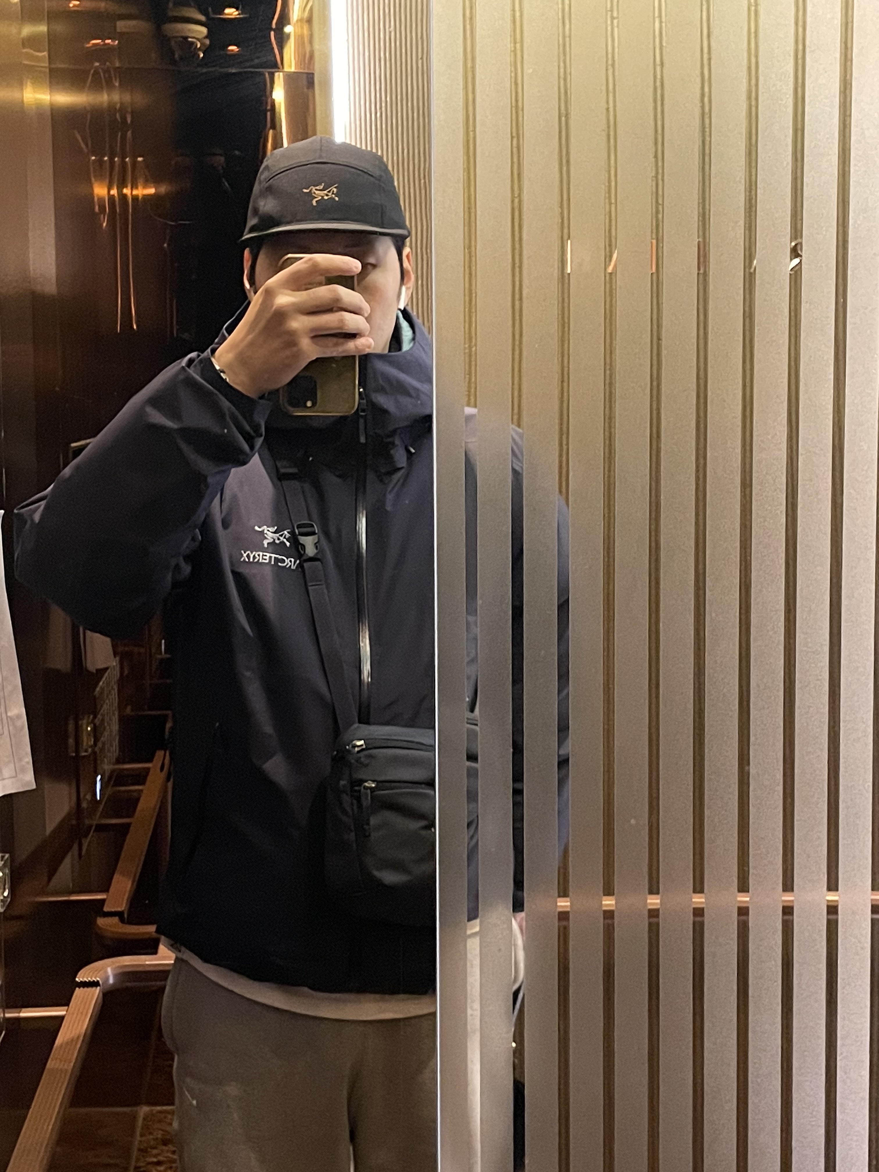 Arc'teryx Beta LT Jacket Black Sapphire 착용 스타일