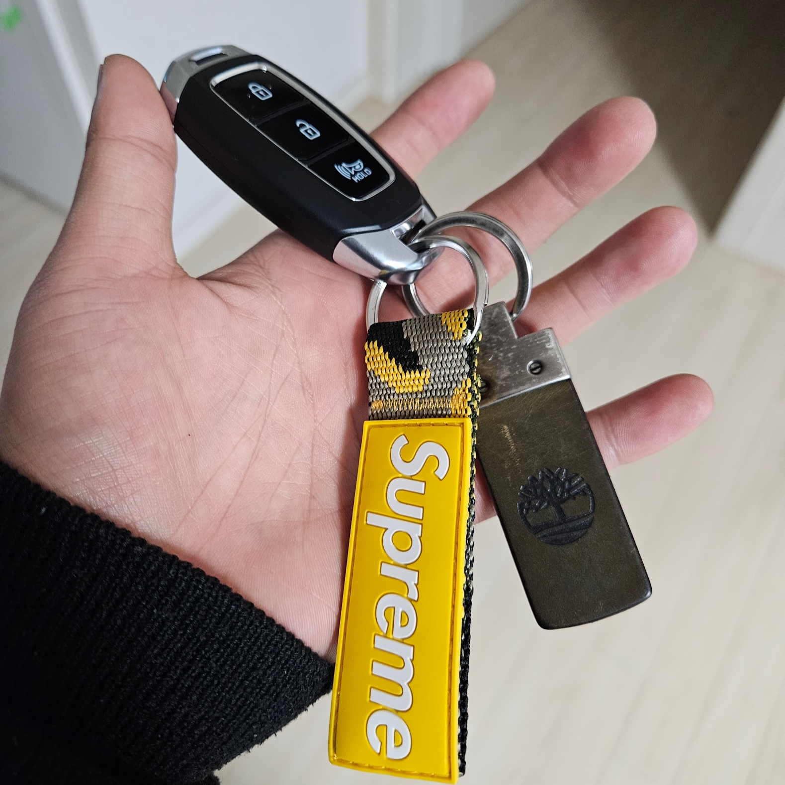 Supreme Webbing Keychain Yellow Camo - 23SS 착용 스타일