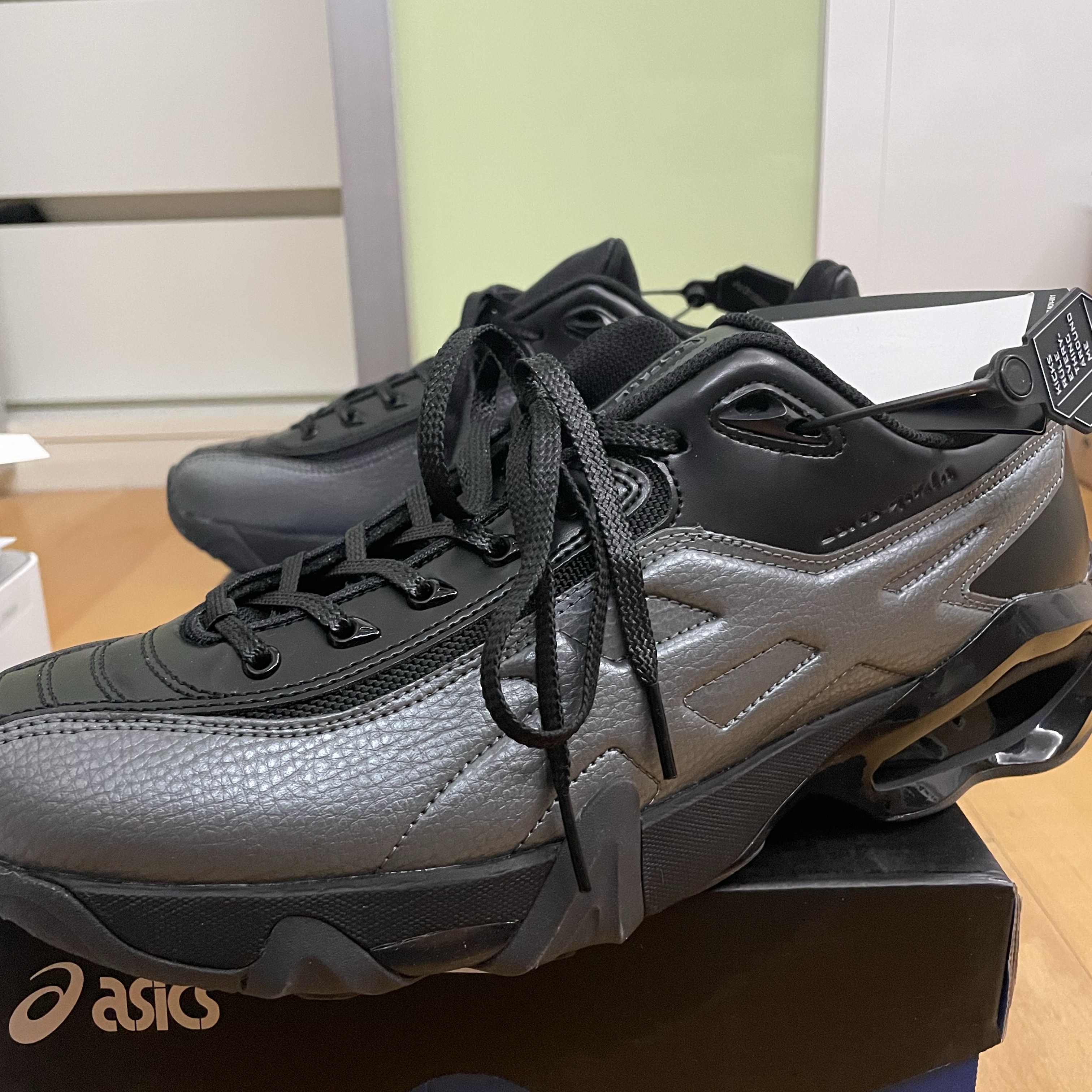Asics x Kiko Kostadinov Novalis Gel-Teremoa Obsidian Black Smoke Shadow 착용 스타일 - 2