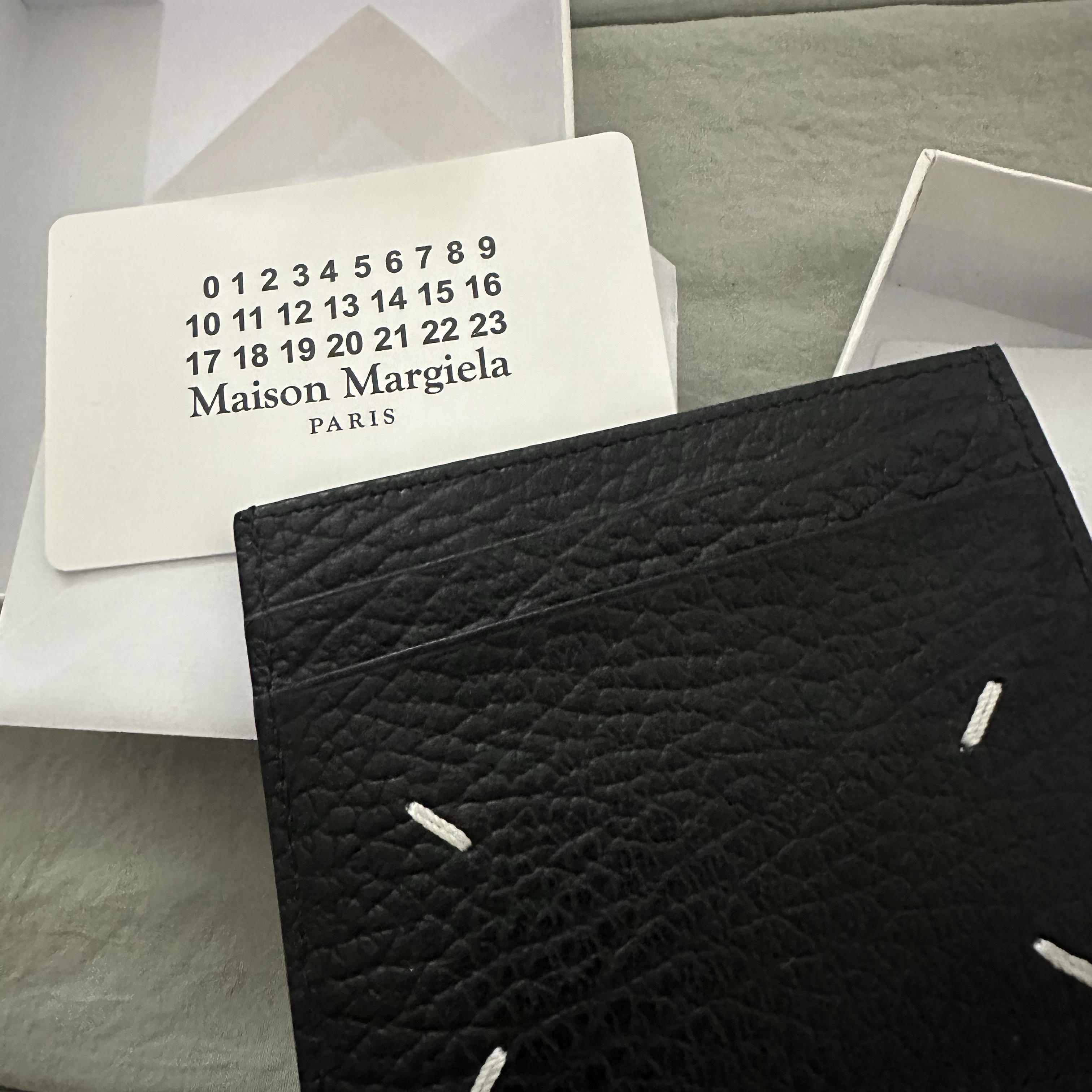 Maison Margiela Stitch Card Holder Black 착용 스타일
