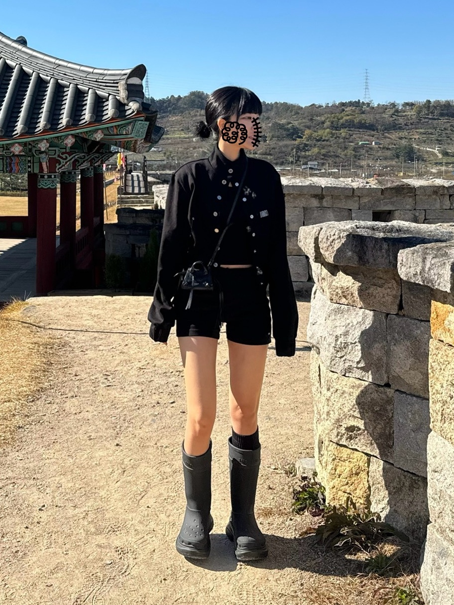 (W) Bohemian Seoul 001 Bomber Jacket Black (23 Ver.), Balenciaga Grained Calfskin Neo Classic Super Nano Handbag Black 착용 스타일 - 2