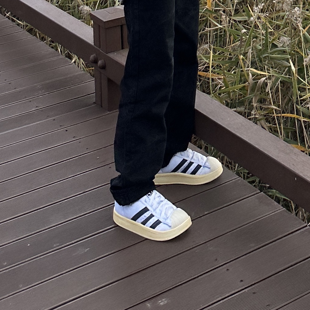 Adidas Puffylette Superstar Cloud White 착용 스타일
