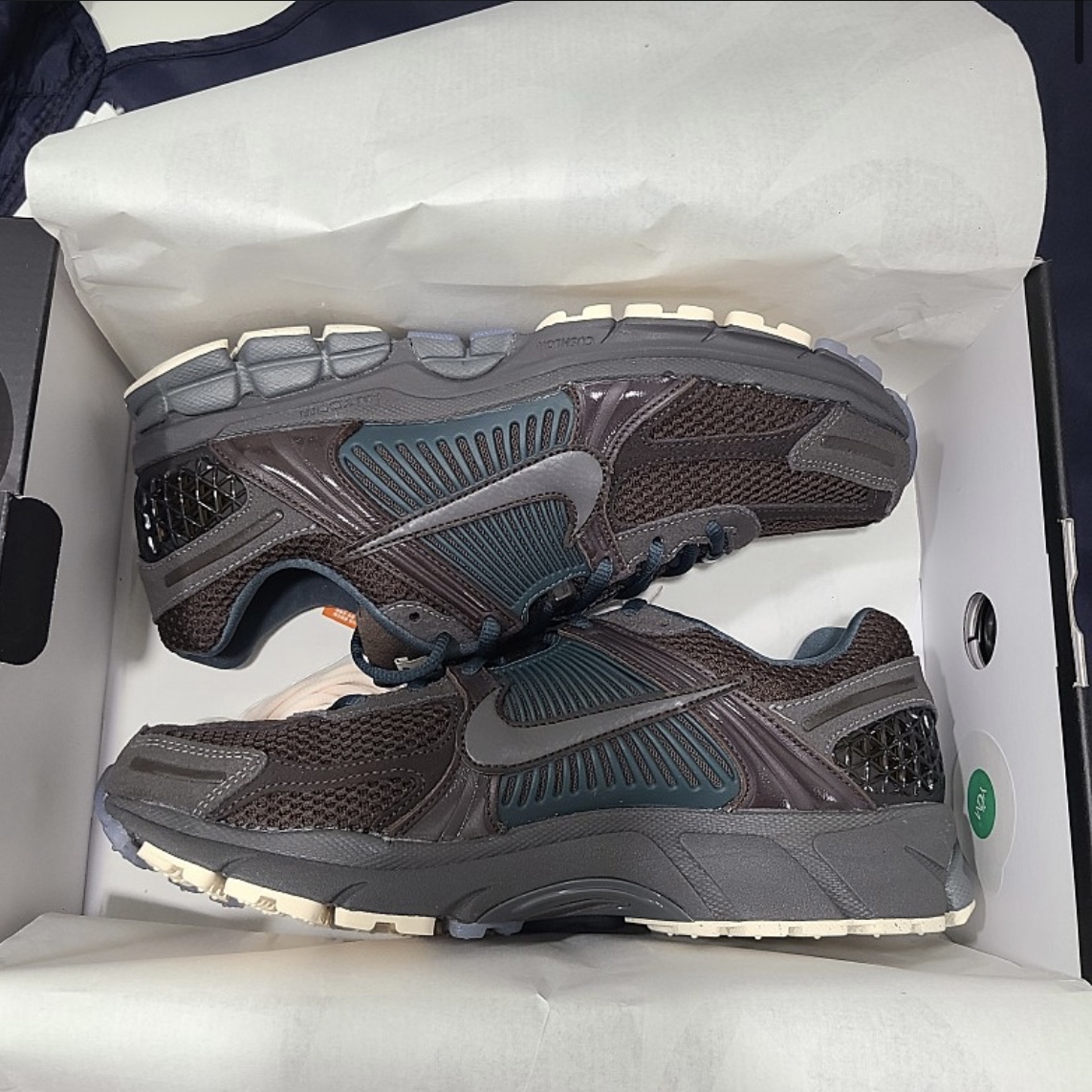 Nike Zoom Vomero 5 Velvet Brown and Medium Ash 착용 스타일