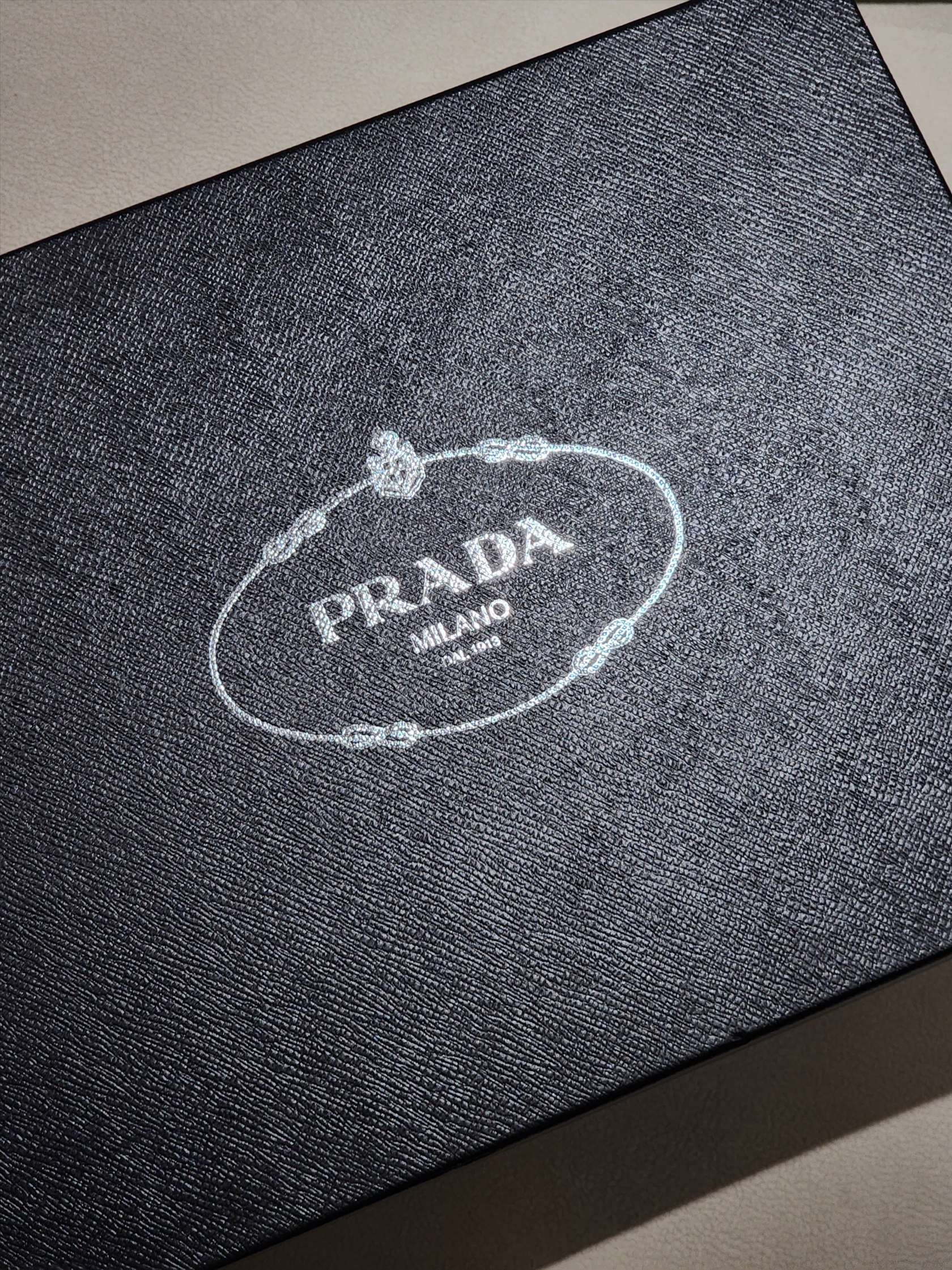 Prada Opaque Brushed Leather Lace-Up Shoes Black 착용 스타일 - 1