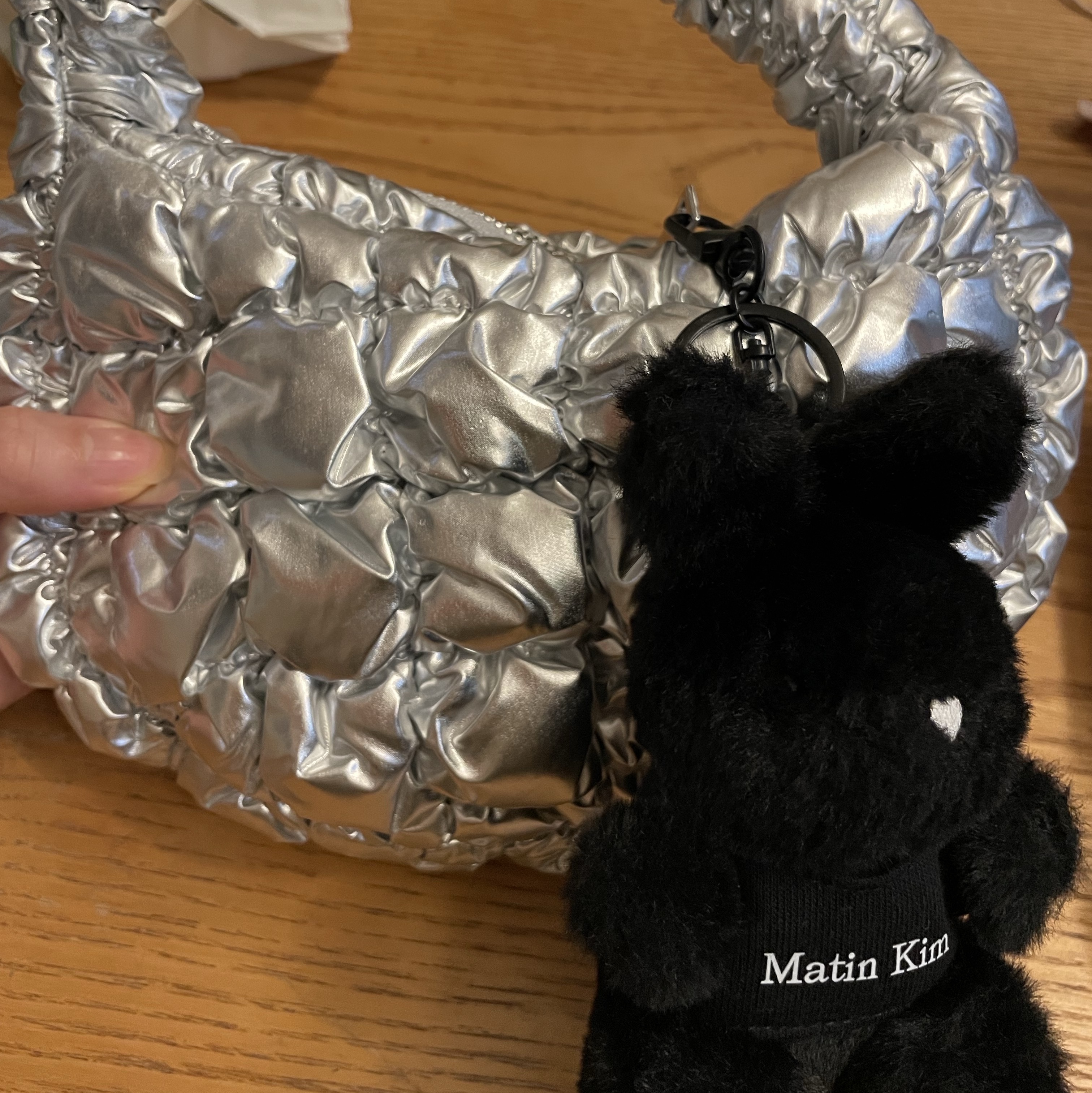COS Quilted Micro Bag Silver, Matin Kim Black Bunny Toy Keyring Black 착용 스타일