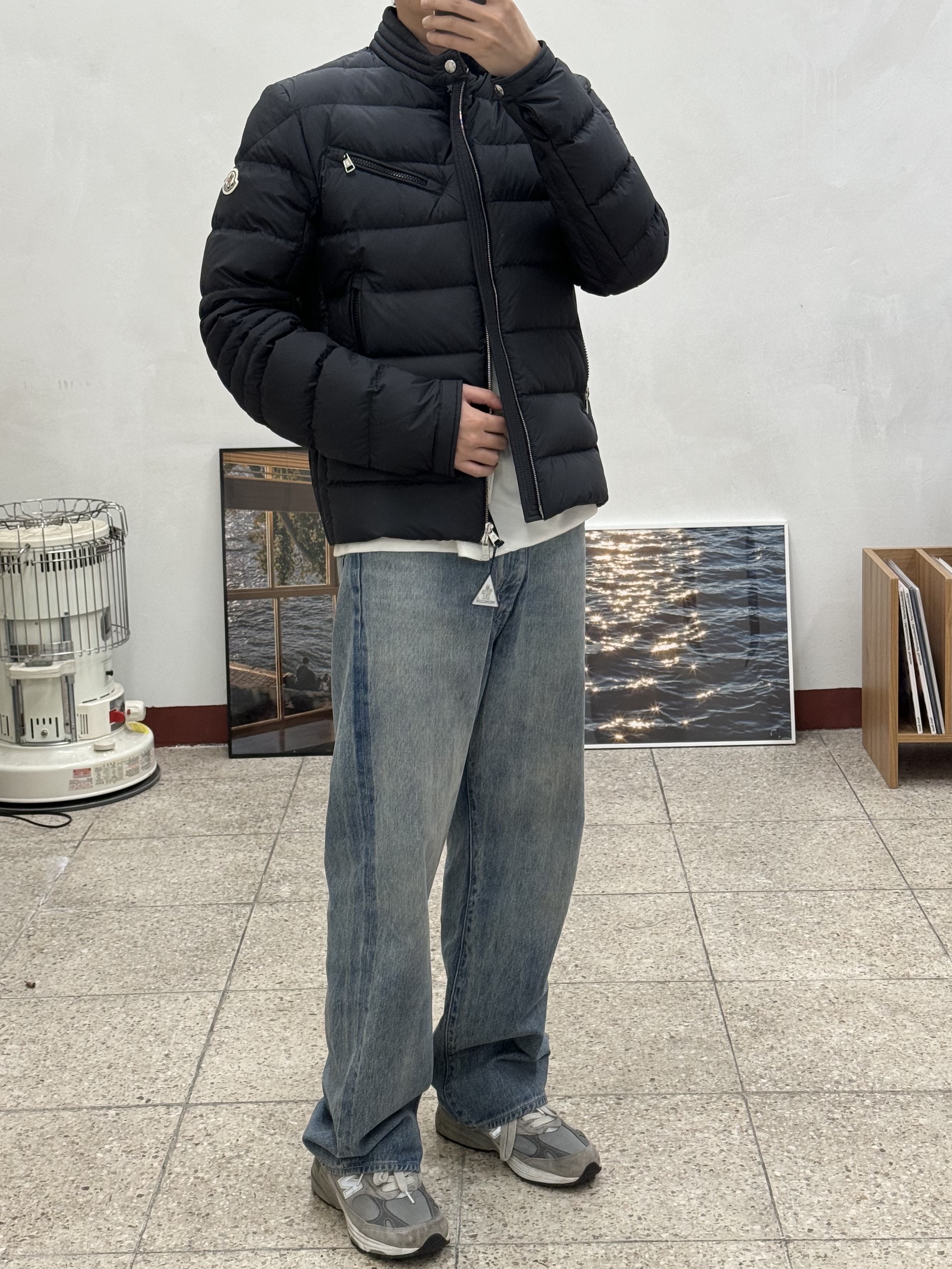 Moncler Authie Short Down Jacket Black - 23FW, Auralee Selvedge Faded Light Denim Pants Light Indigo - 23AW 착용 스타일 - 1