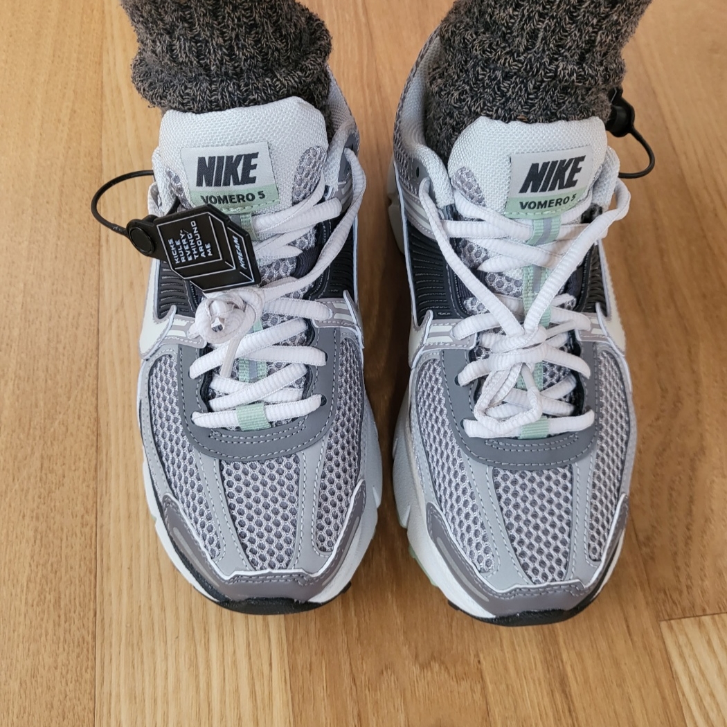 (W) Nike Zoom Vomero 5 Cobblestone and Flat Pewter 착용 스타일