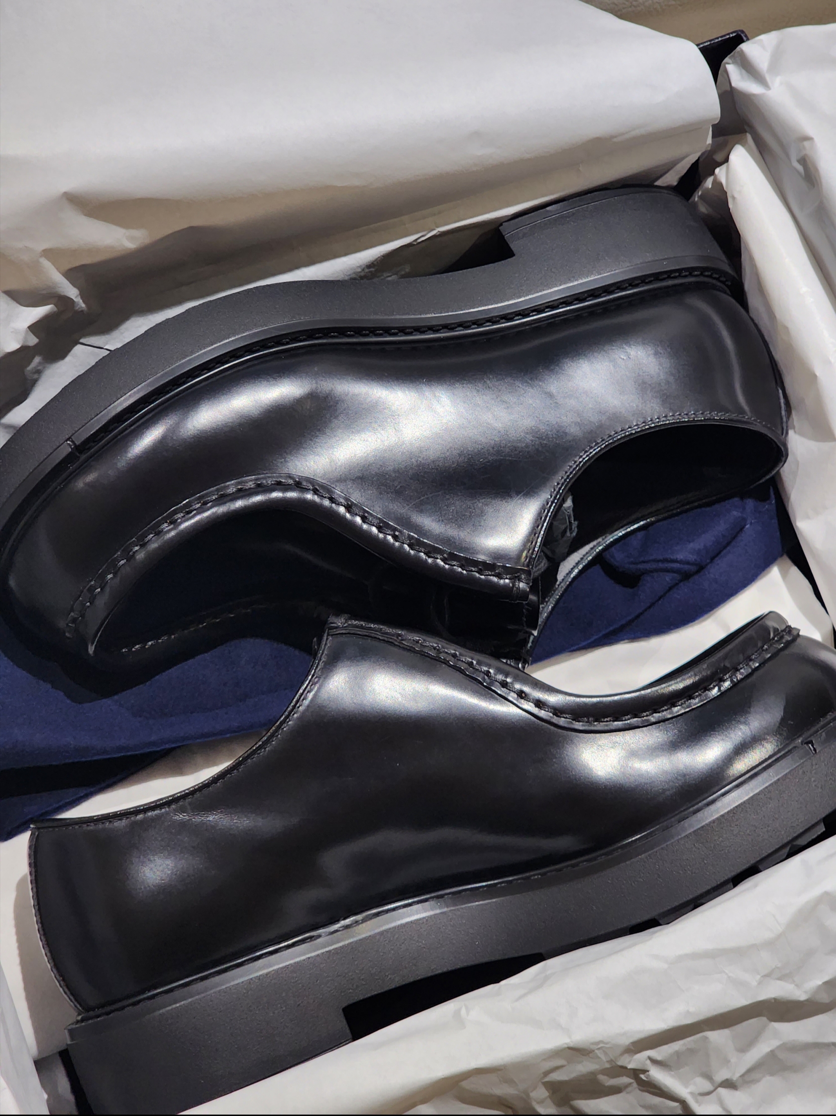 Prada Opaque Brushed Leather Lace-Up Shoes Black 착용 스타일