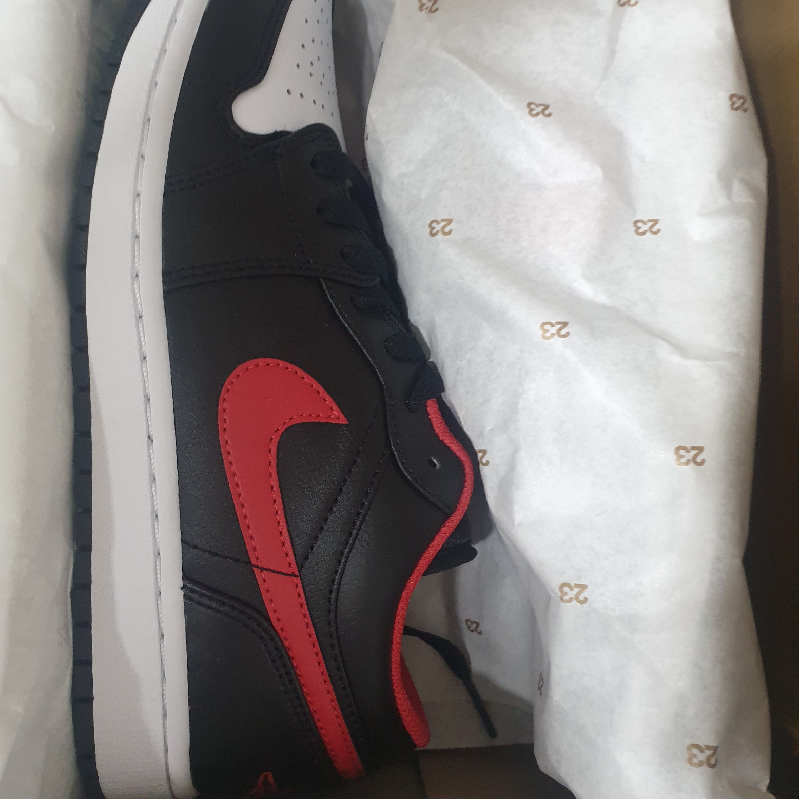 Jordan 1 Low Black Fire Red 착용 스타일