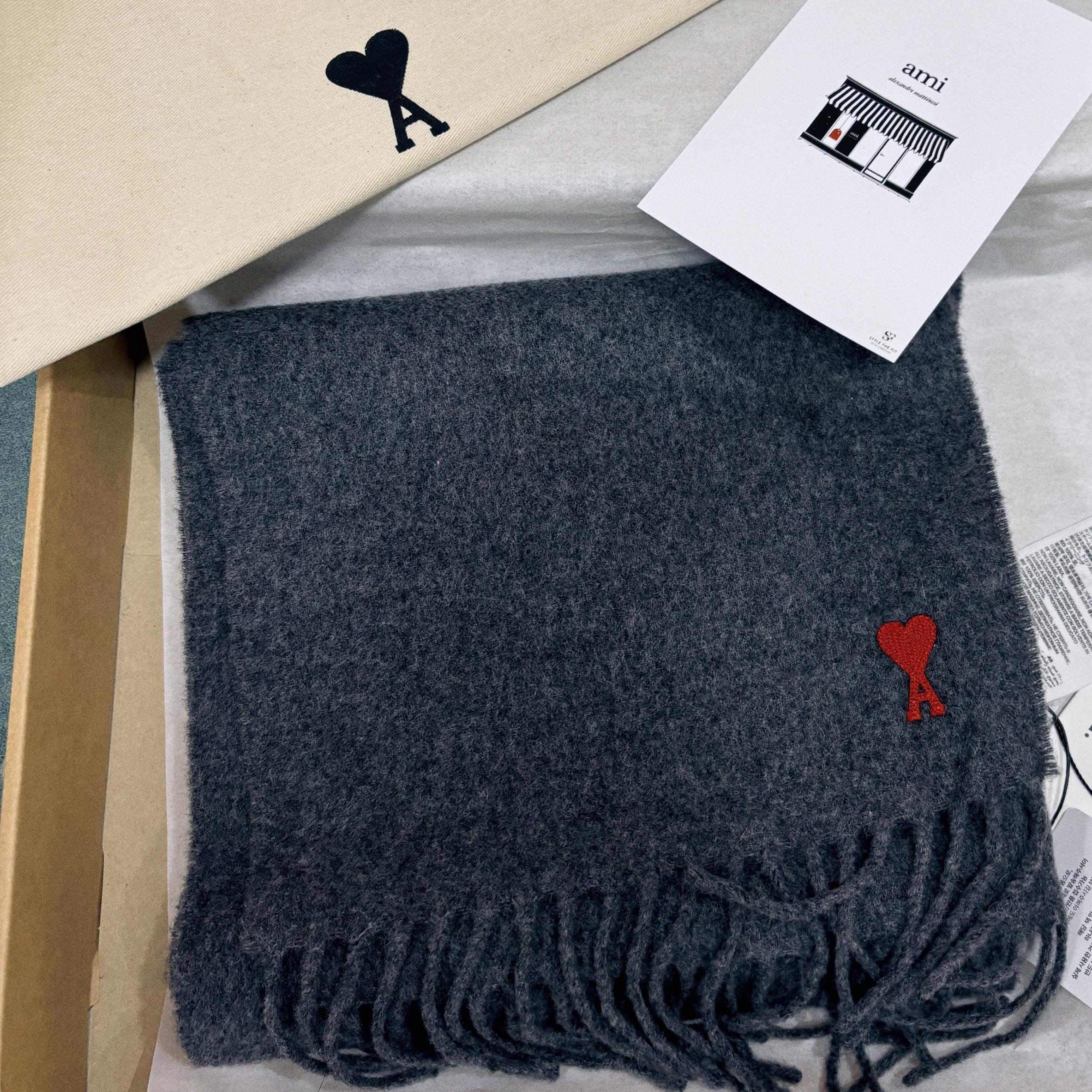 AMI de Coeur Muffler Dark Grey 착용 스타일