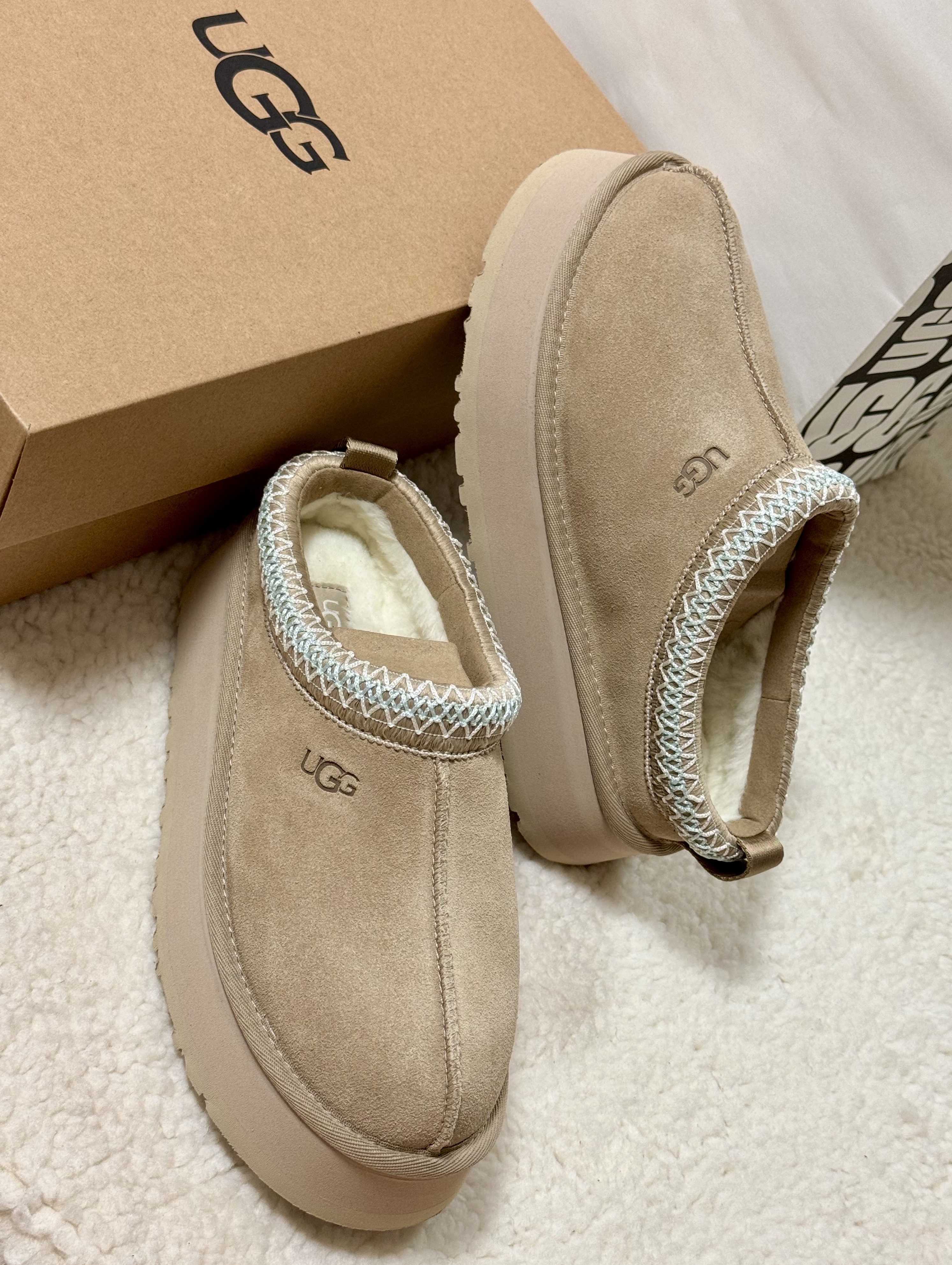 (W) UGG Tazz Slipper Sand, (W) UGG Tazz Slipper Chestnut 착용 스타일 - 7