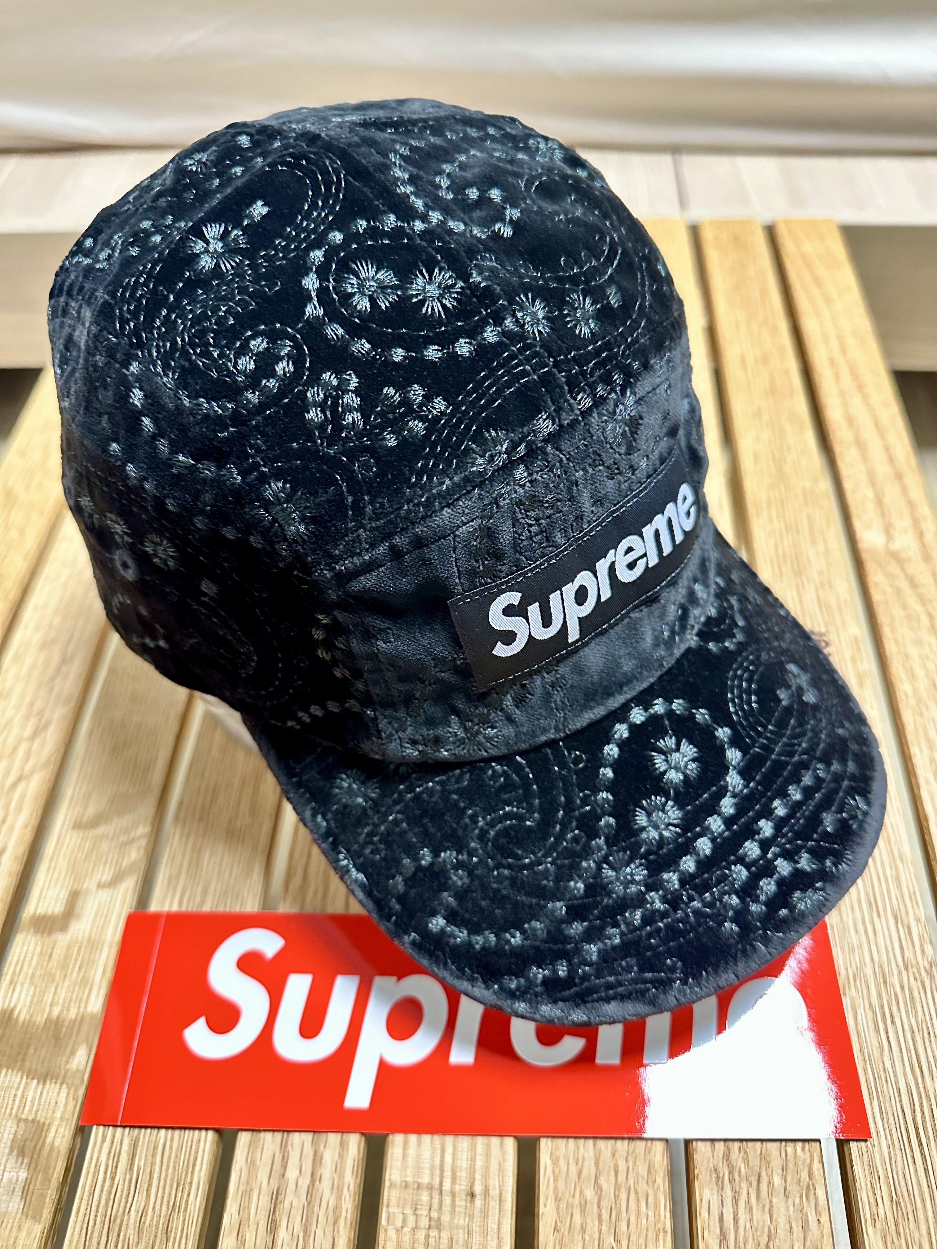 Supreme Velvet Paisley Camp Cap Black - 23FW 착용 스타일