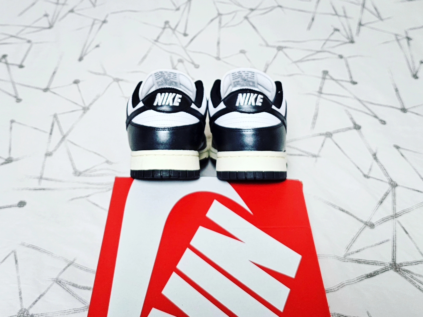 (W) Nike Dunk Low Vintage Black and White 착용 스타일 - 5