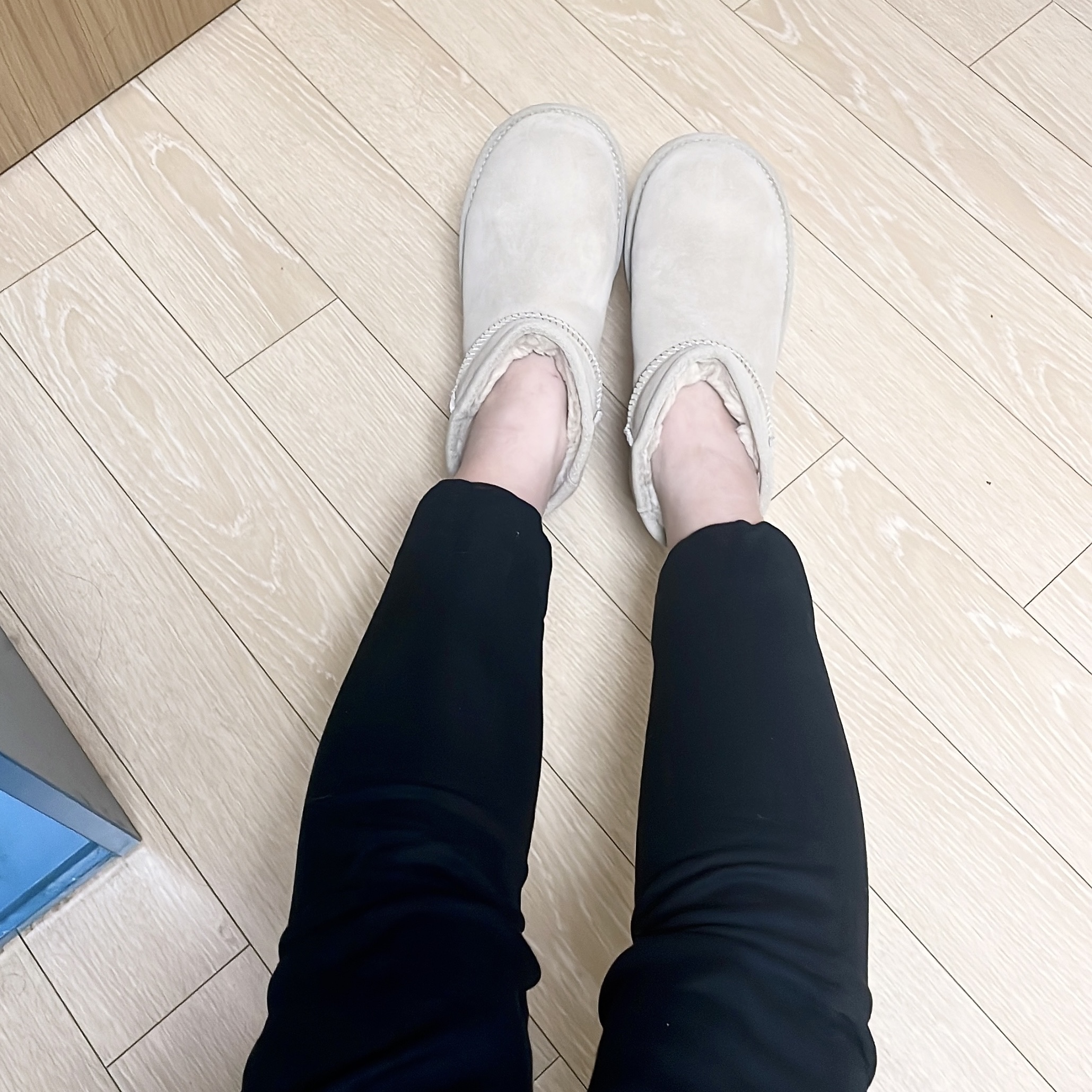 (W) UGG Classic Ultra Mini Platform Mustard Seed 착용 스타일 - 2
