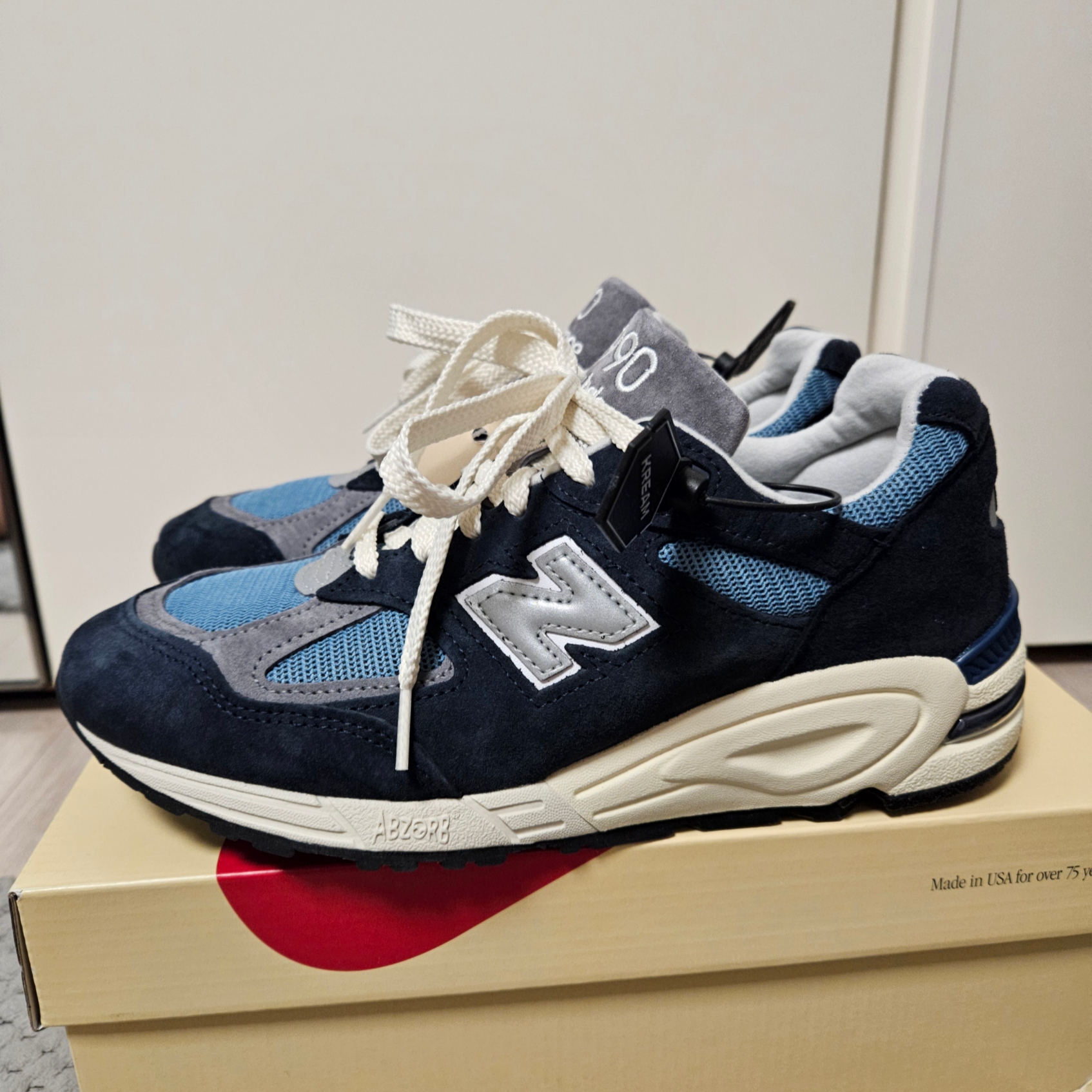 New Balance 990v2 Made in USA Navy Castlerock 착용 스타일 - 2