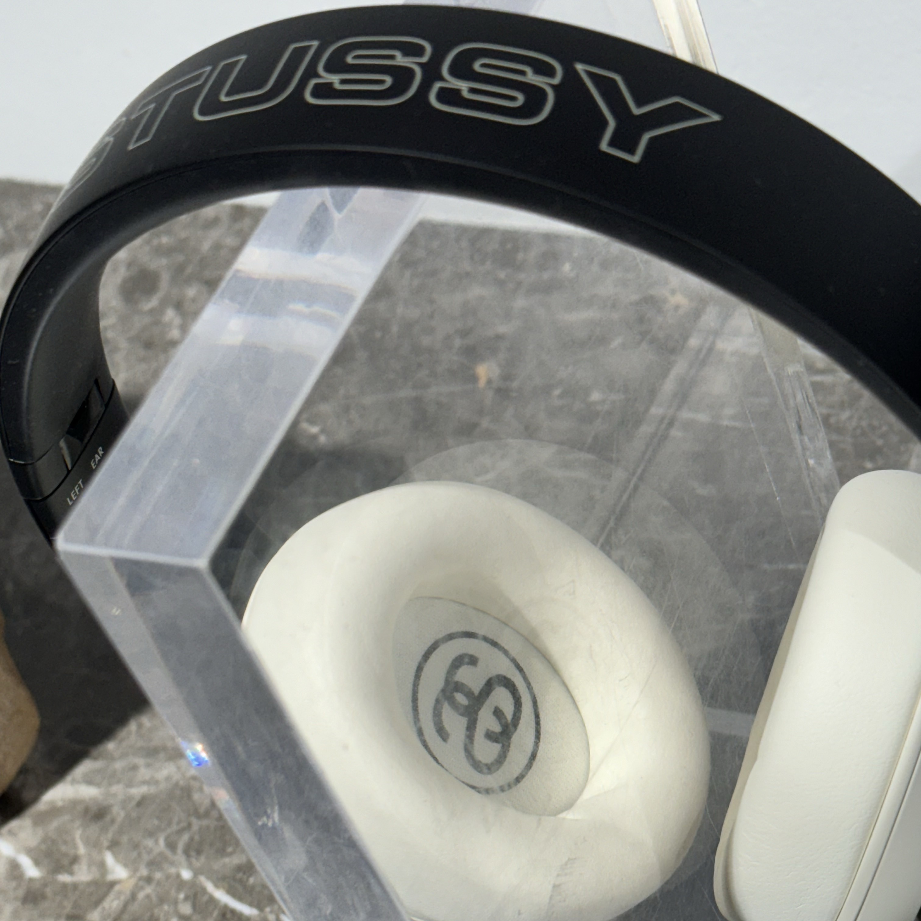 Stussy x Beats Studio Pro Wireless Headphone Black (Korean Ver.) 착용 스타일 - 2
