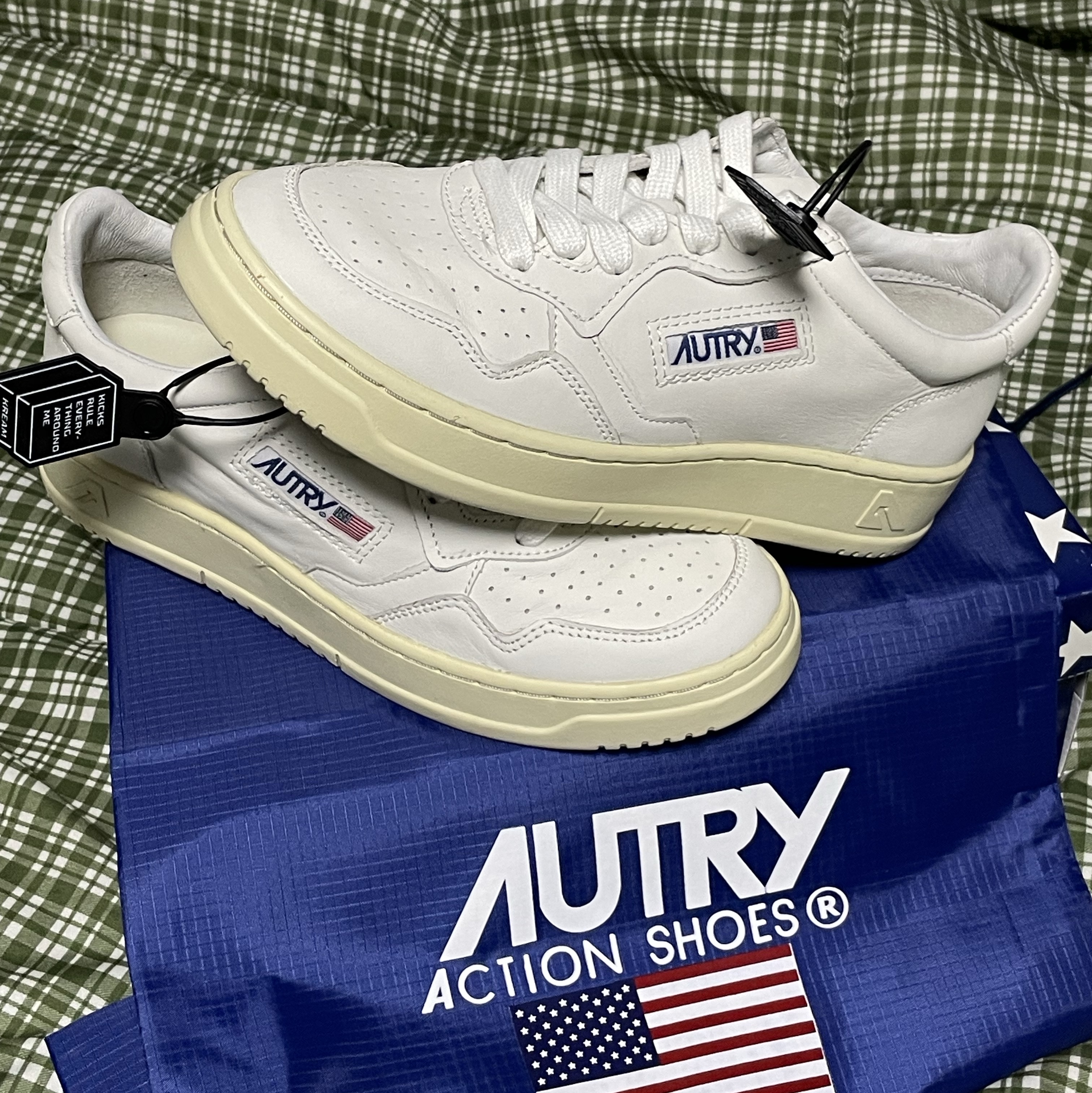 (W) Autry Medalist Low Goatskin Sneakers White 착용 스타일 - 3