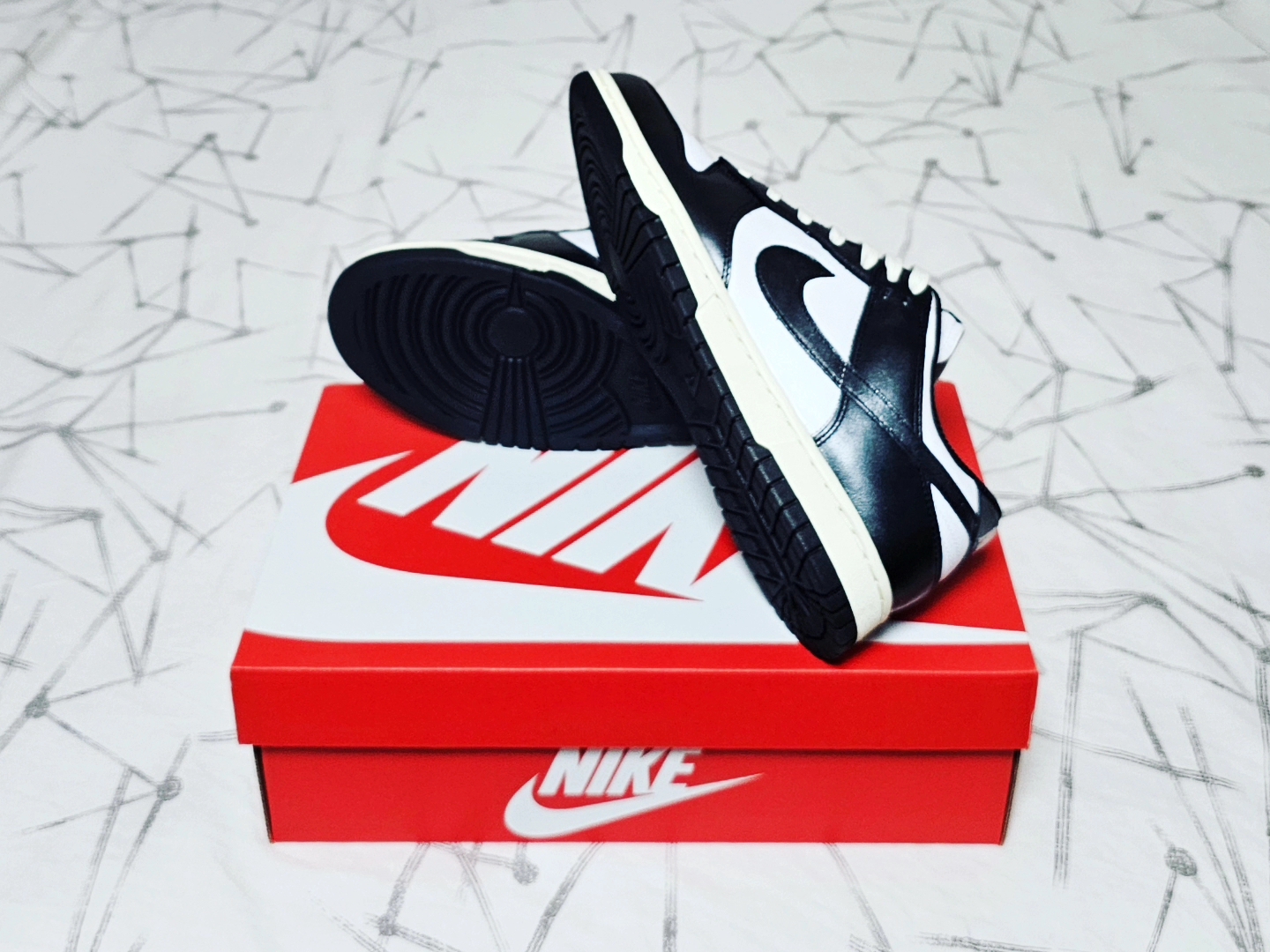 (W) Nike Dunk Low Vintage Black and White 착용 스타일 - 4