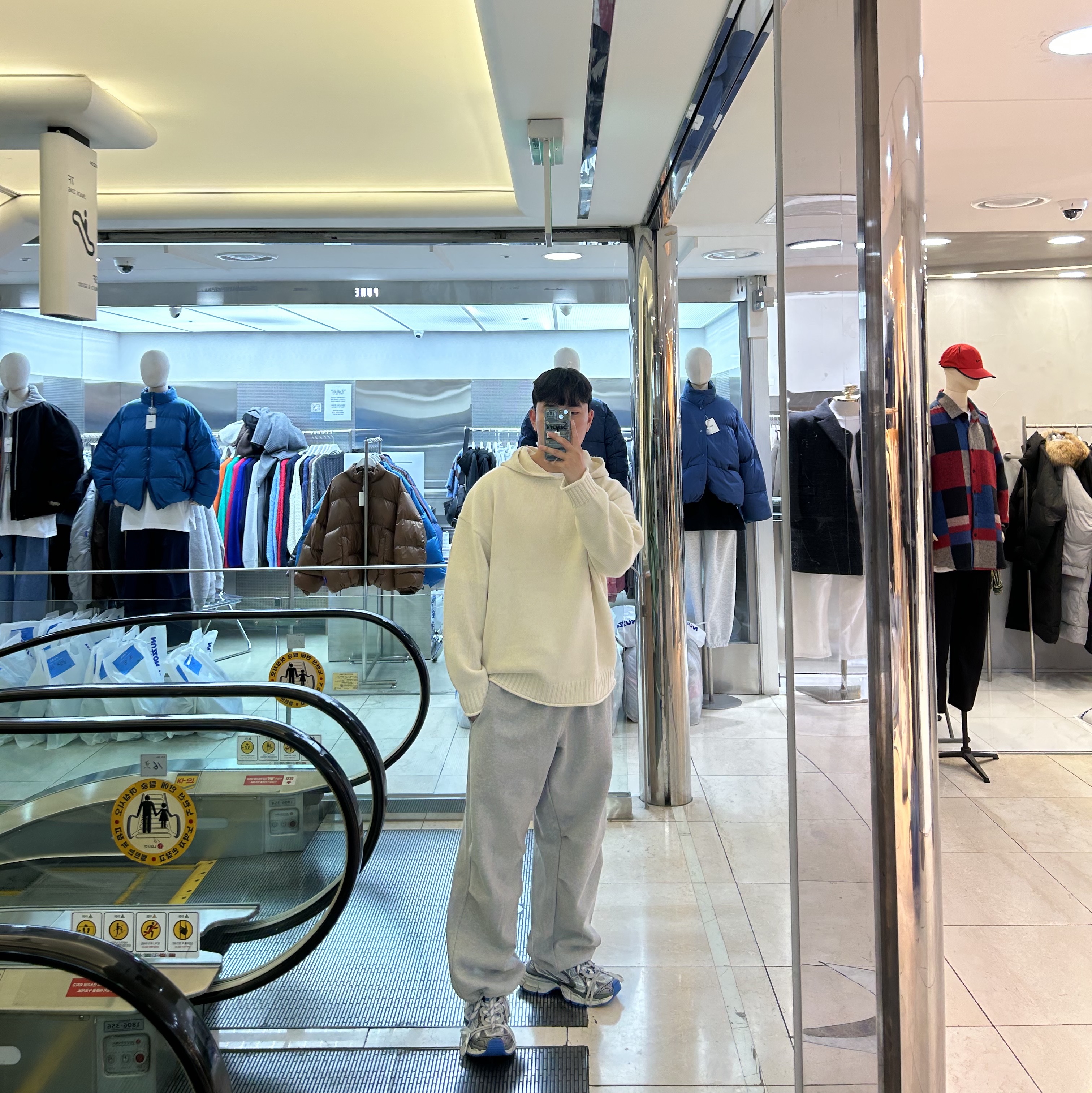 Balenciaga 3XL Sneakers Grey White Blue 착용 스타일