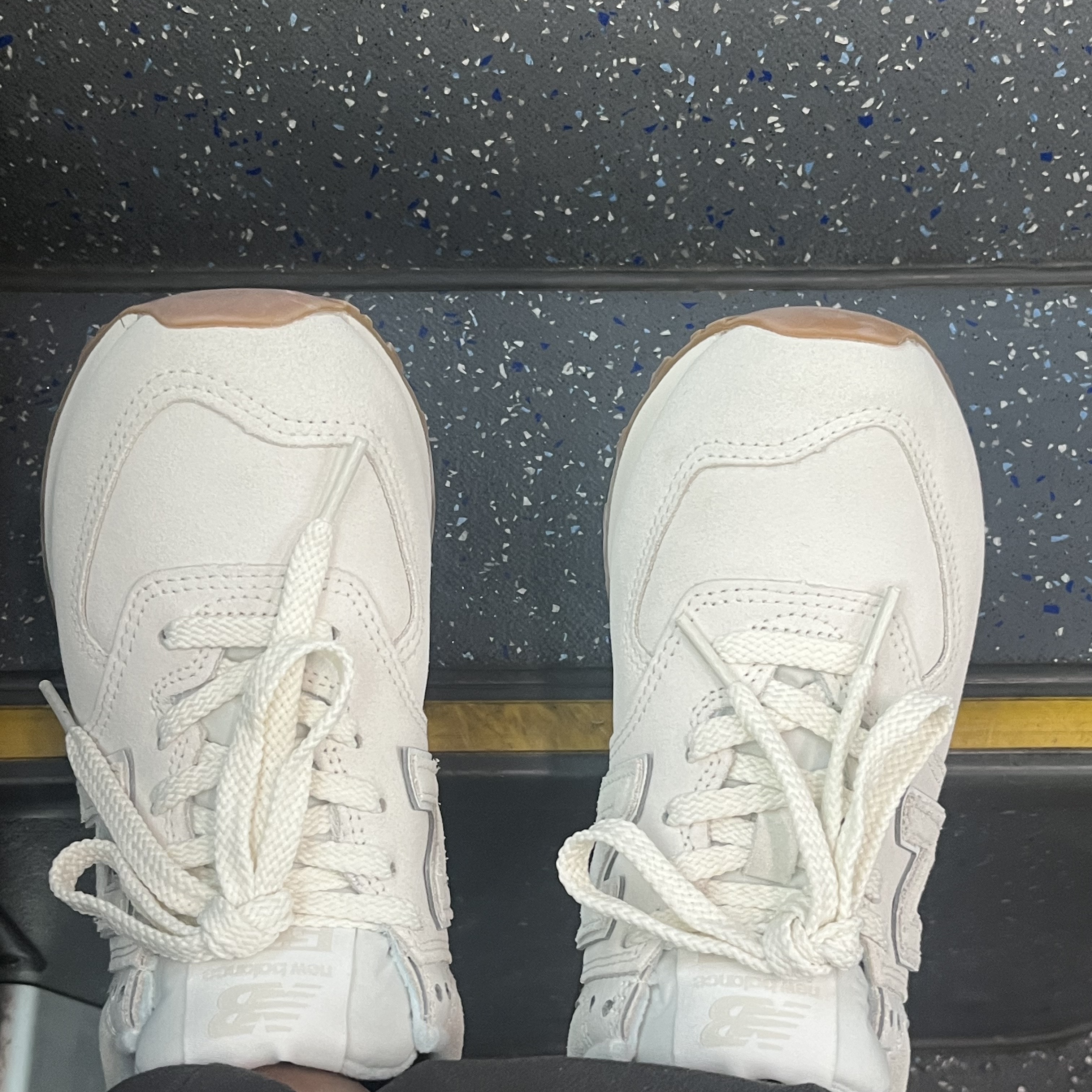 New Balance 574 White Tan 착용 스타일