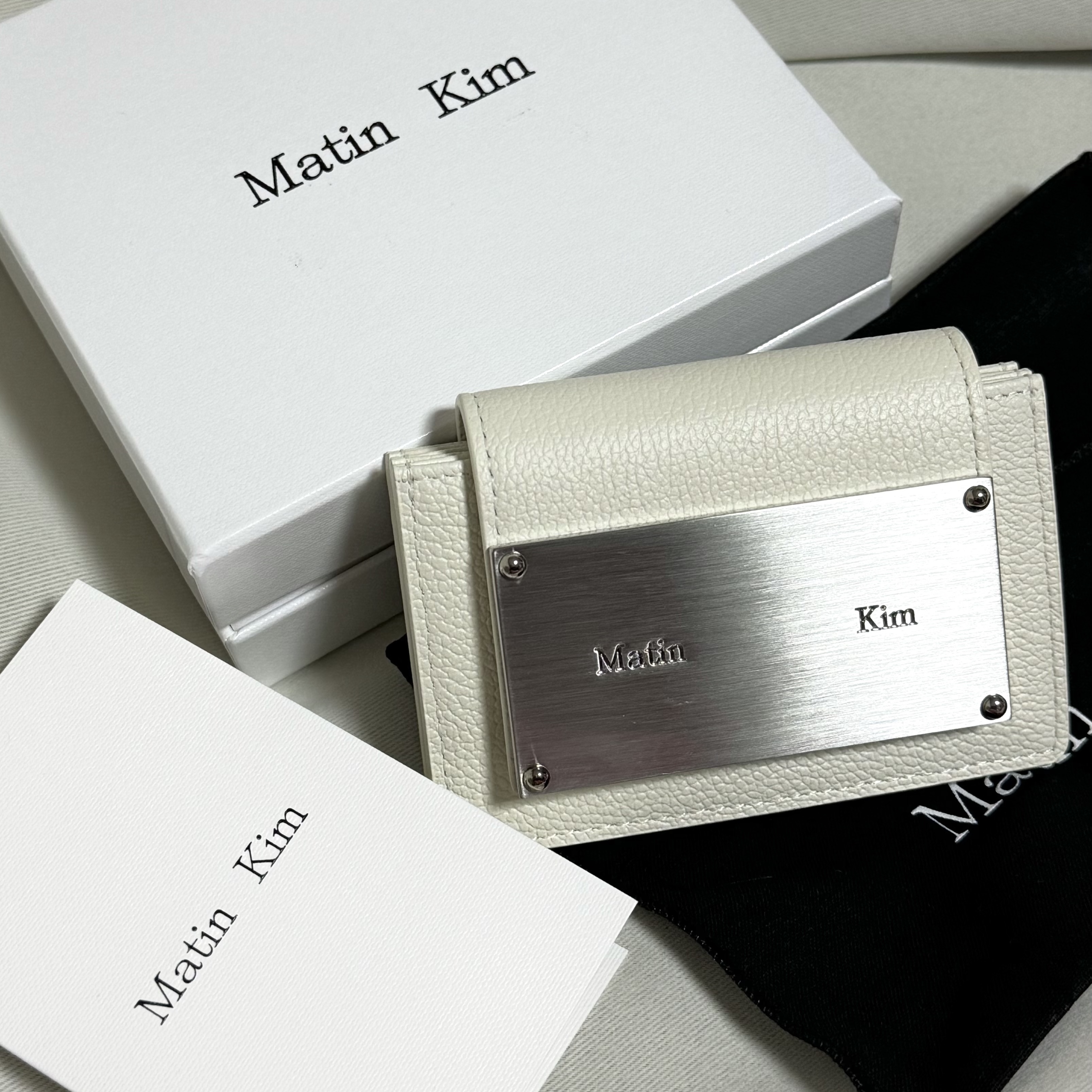 Matin Kim Accordion Wallet White 착용 스타일