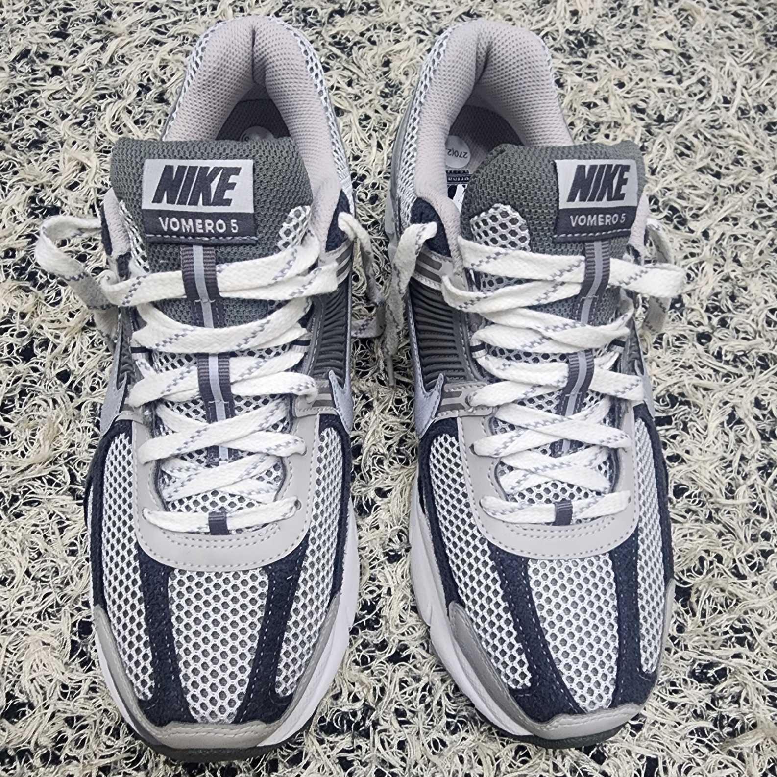 Nike Zoom Vomero 5 PRM Light Iron Ore and Flat Fewter 착용 스타일