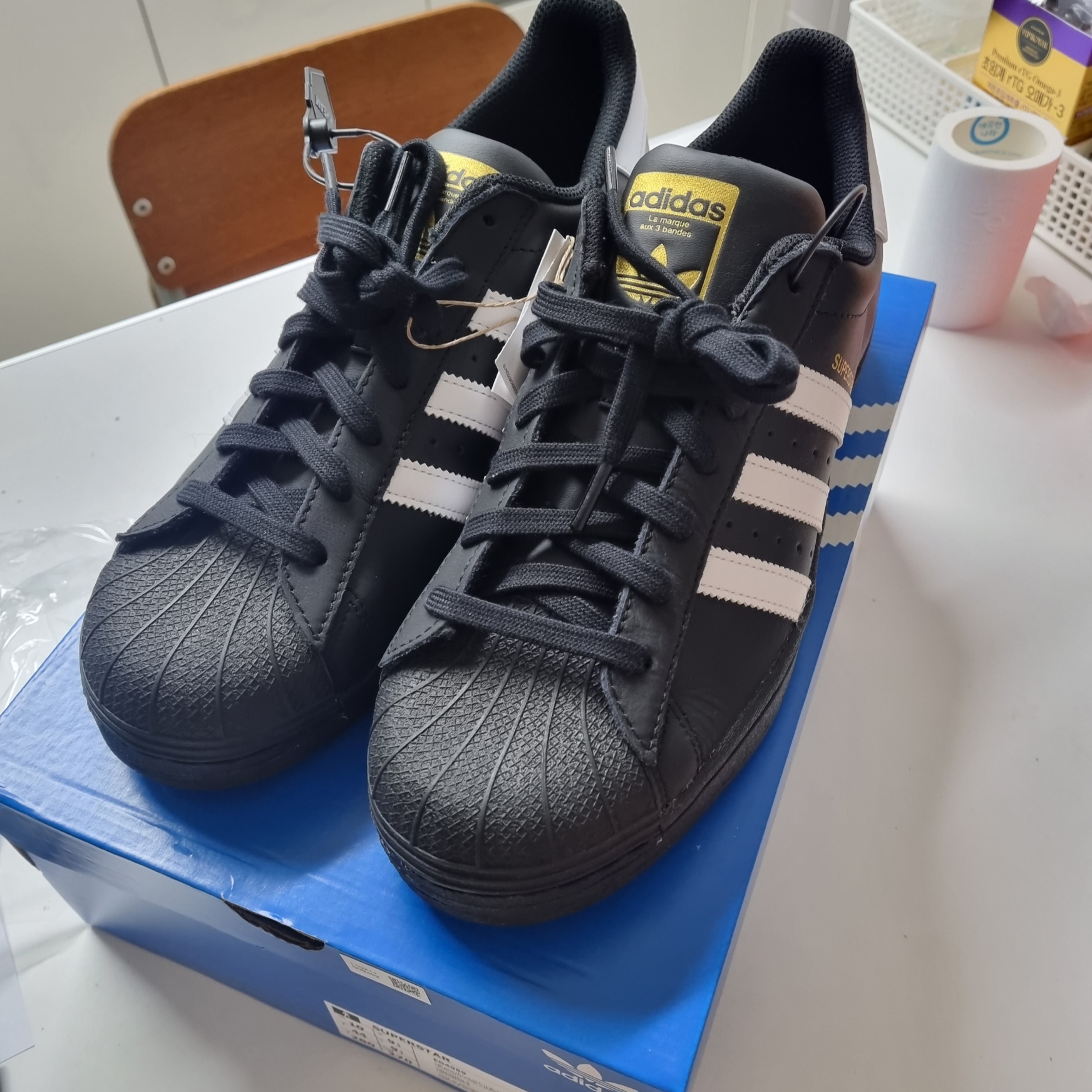 Adidas Superstar Core Black White 착용 스타일 - 3