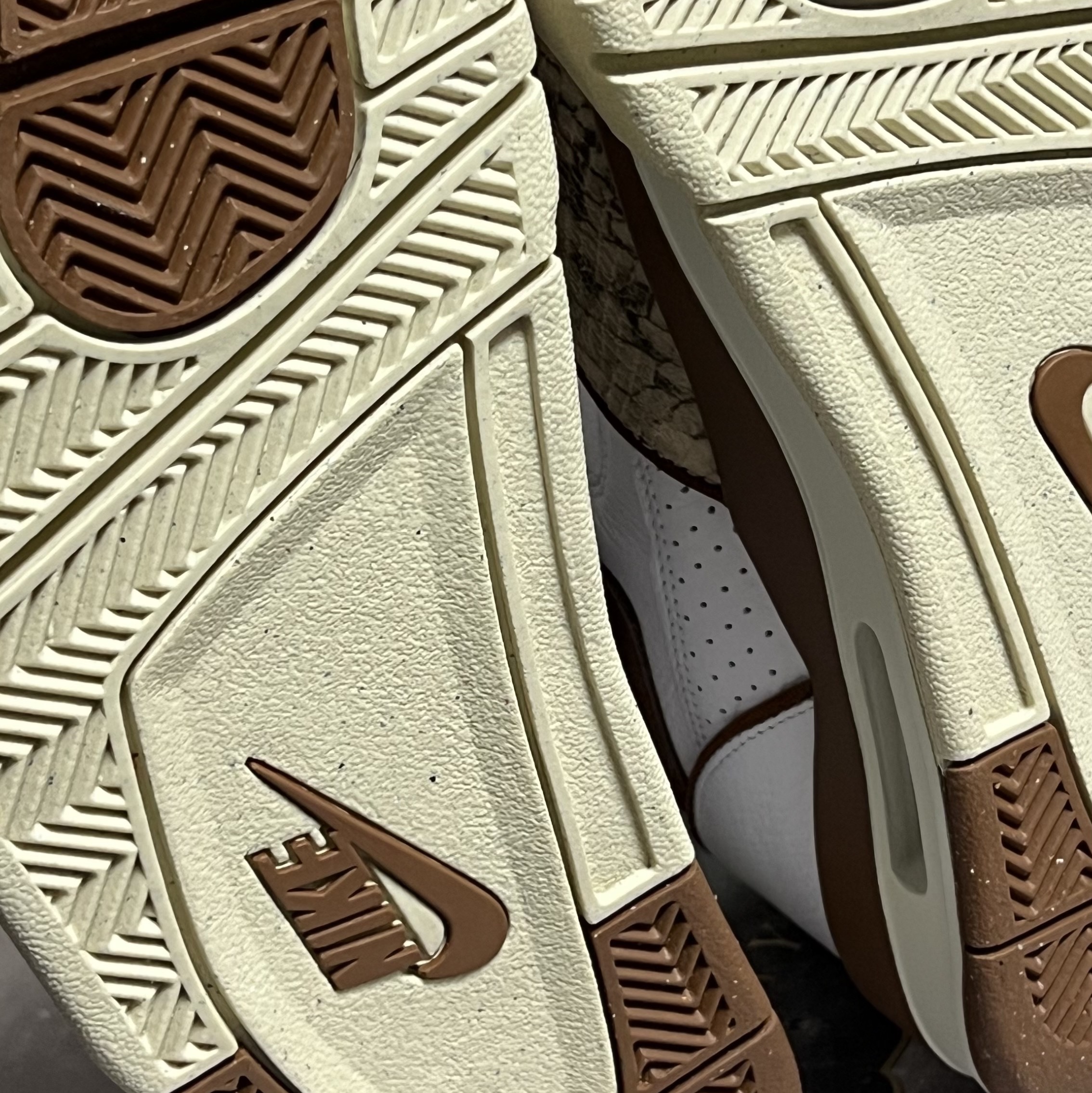 Nike x Stussy Air Flight 89 Low White and Pecan 착용 스타일 - 3