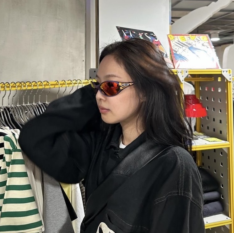 Oakley x Brain Dead Eye Jacket Moonscape Prizm Ruby 착용 스타일 - 3