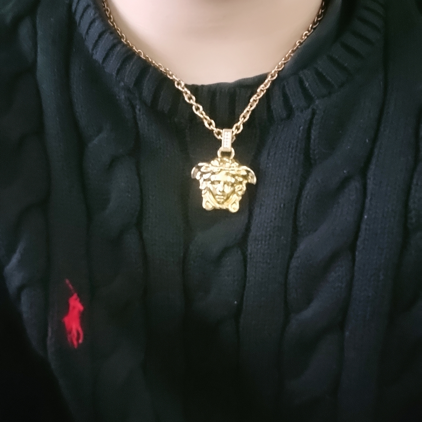 Versace Crystal La Medusa Necklace Gold 착용 스타일
