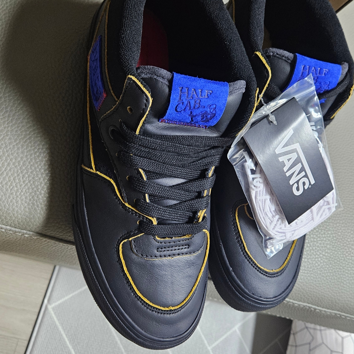 Vans x IAB Studio Half Cab Black Purple 착용 스타일 - 2