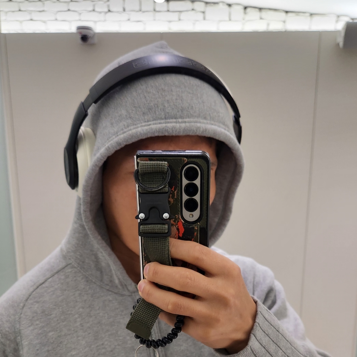 Stussy x Beats Studio Pro Wireless Headphone Black (Korean Ver.) 착용 스타일 - 2