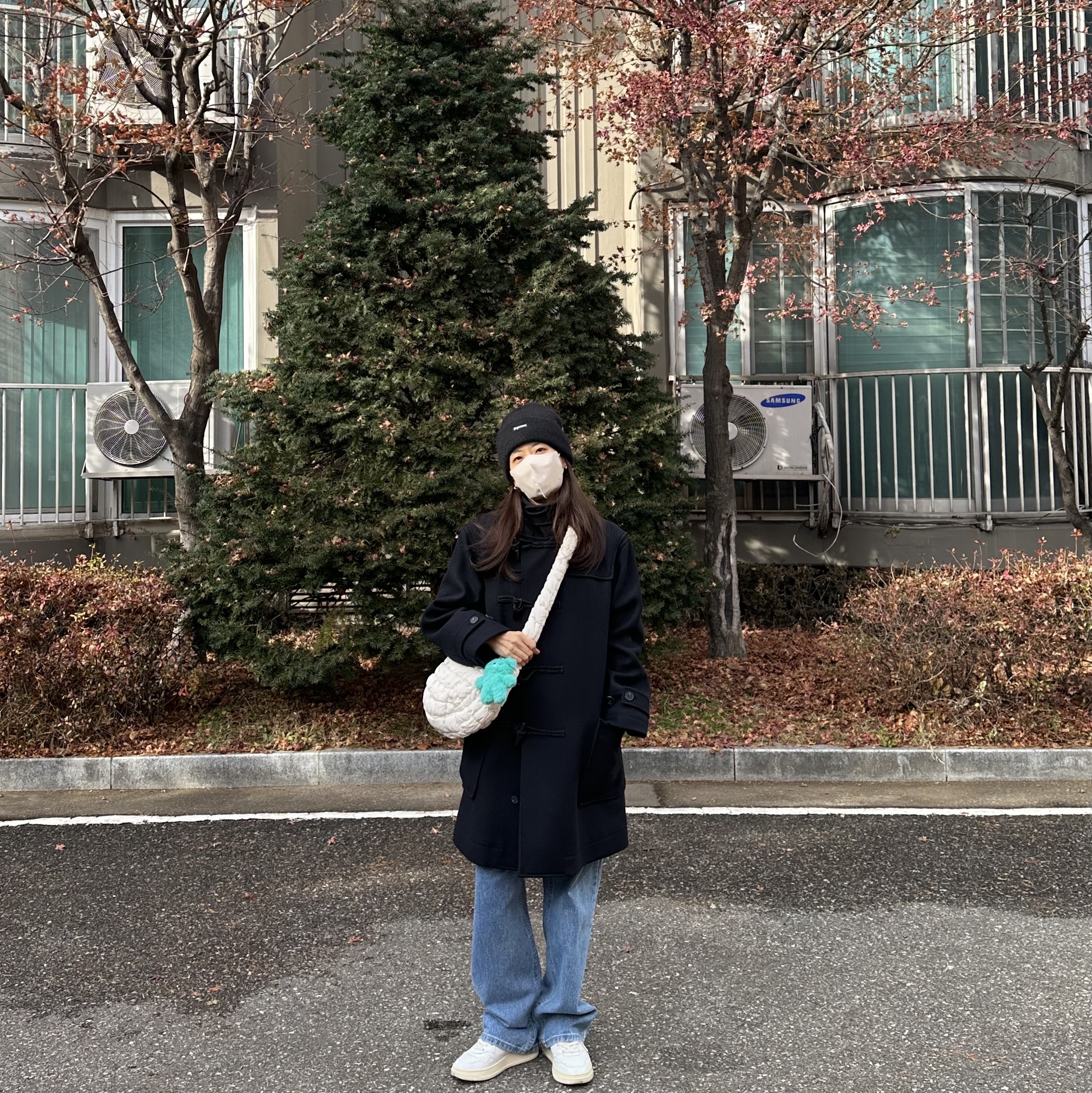 COS Quilted Messenger Bag Beige, Supreme Mohair Beanie Black - 23FW 착용 스타일 - 2