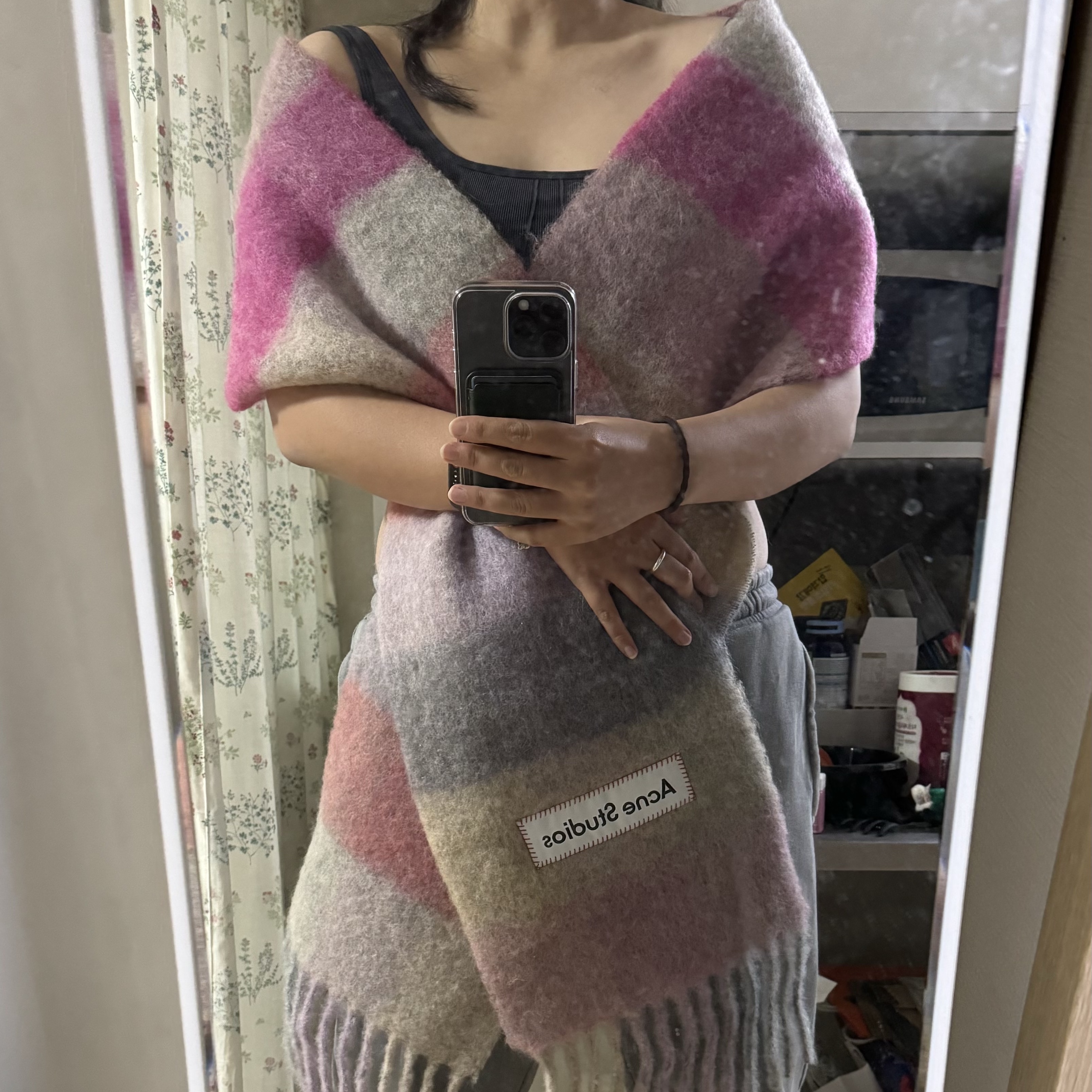 Acne Studios Mohair Check Muffler Fuchsia Lilac Pink 착용 스타일 - 1