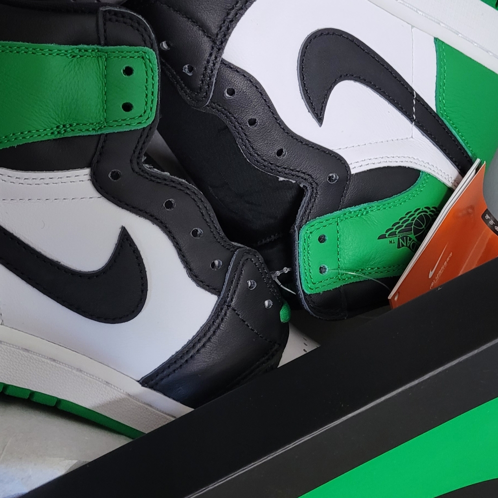 Jordan 1 Retro High OG Black and Lucky Green 착용 스타일