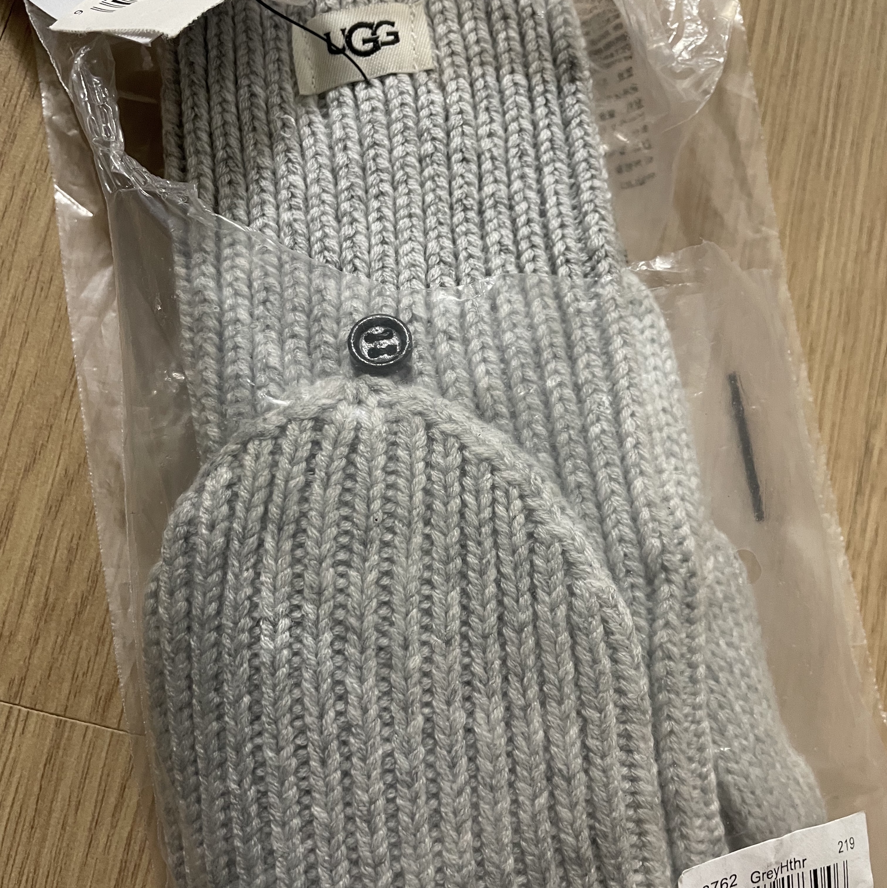 (W) UGG Cozy Knit Flip Mitten Grey Heather 착용 스타일