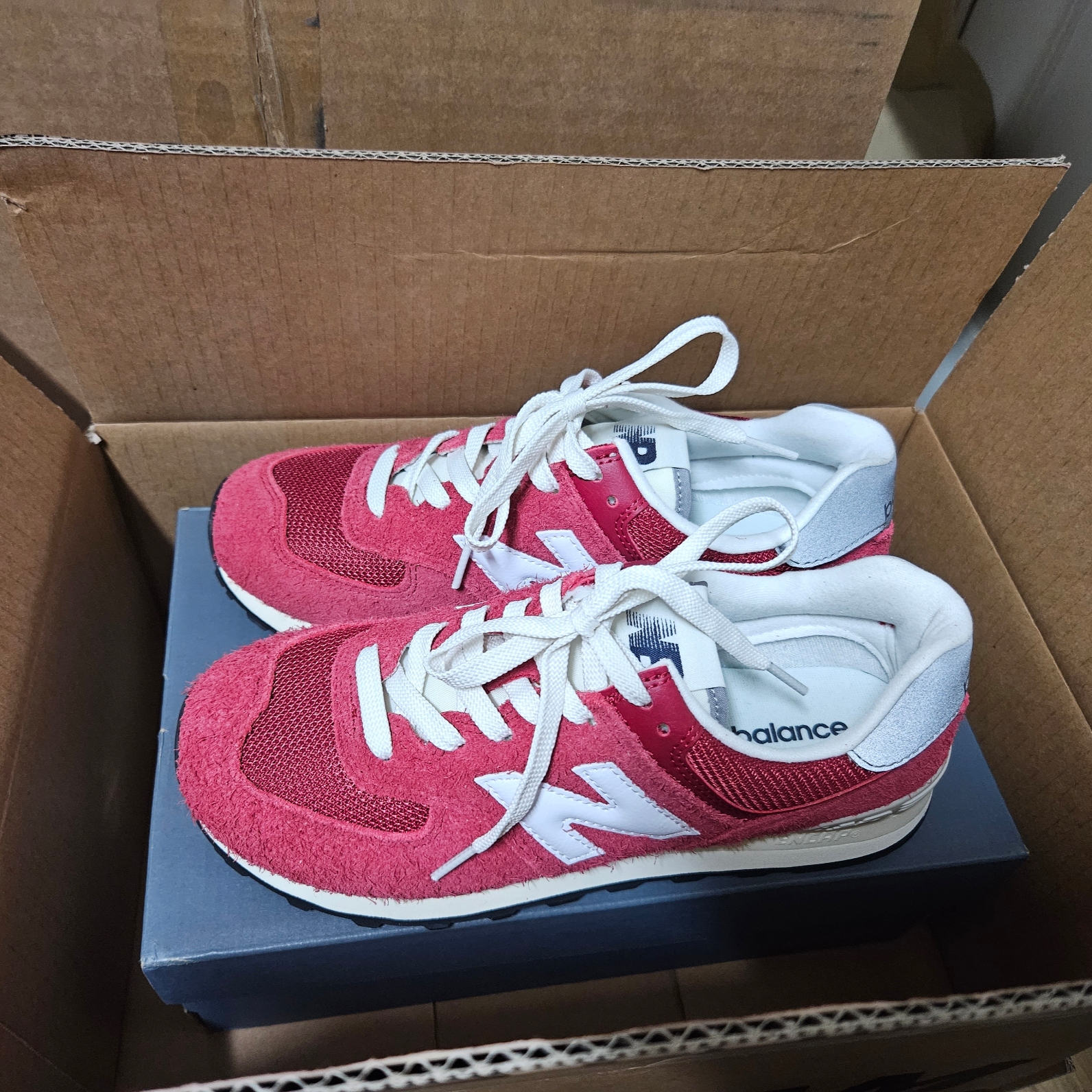 New Balance 574 Heritage Red 착용 스타일