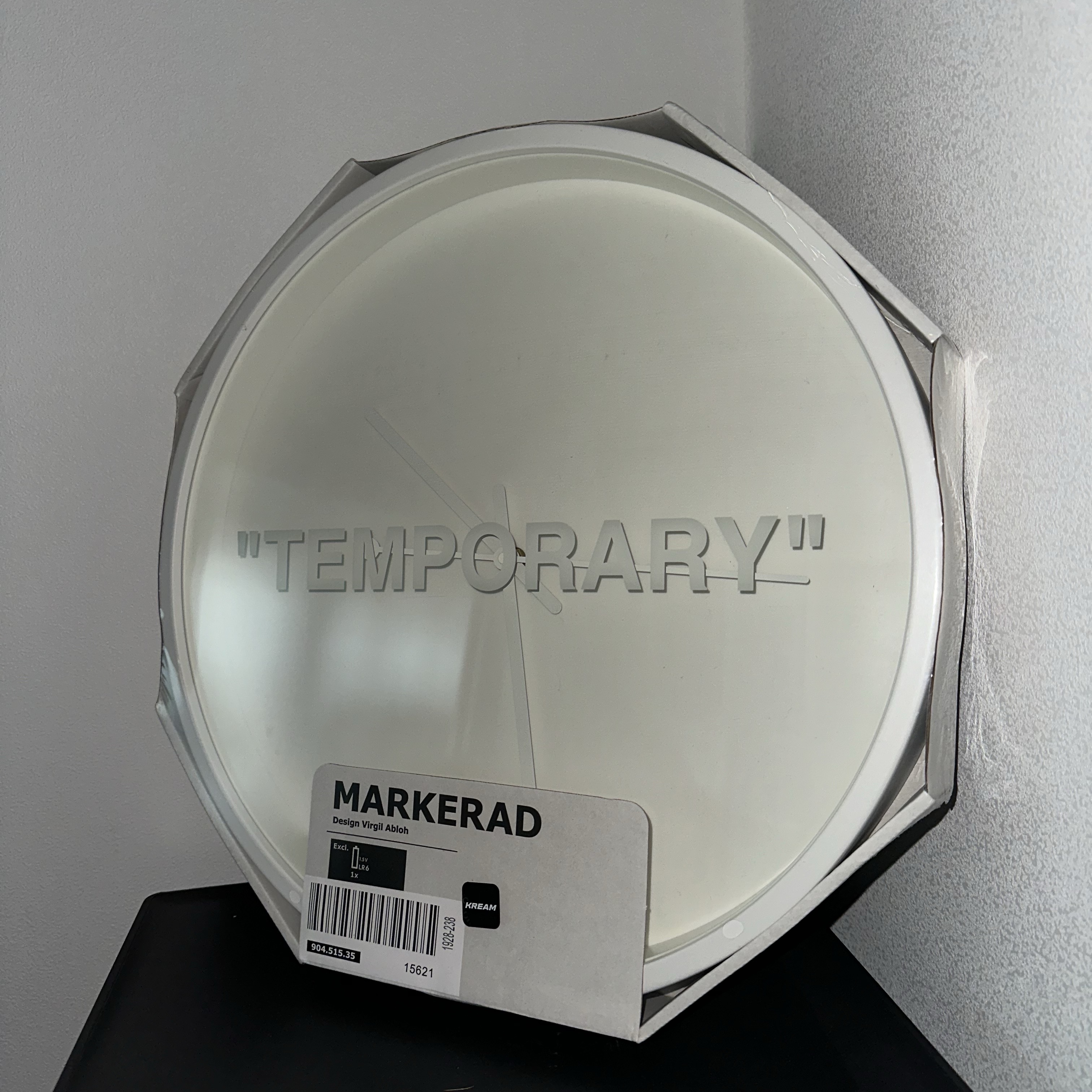 IKEA x Virgil Abloh Markerad Temporary Wall Clock 착용 스타일