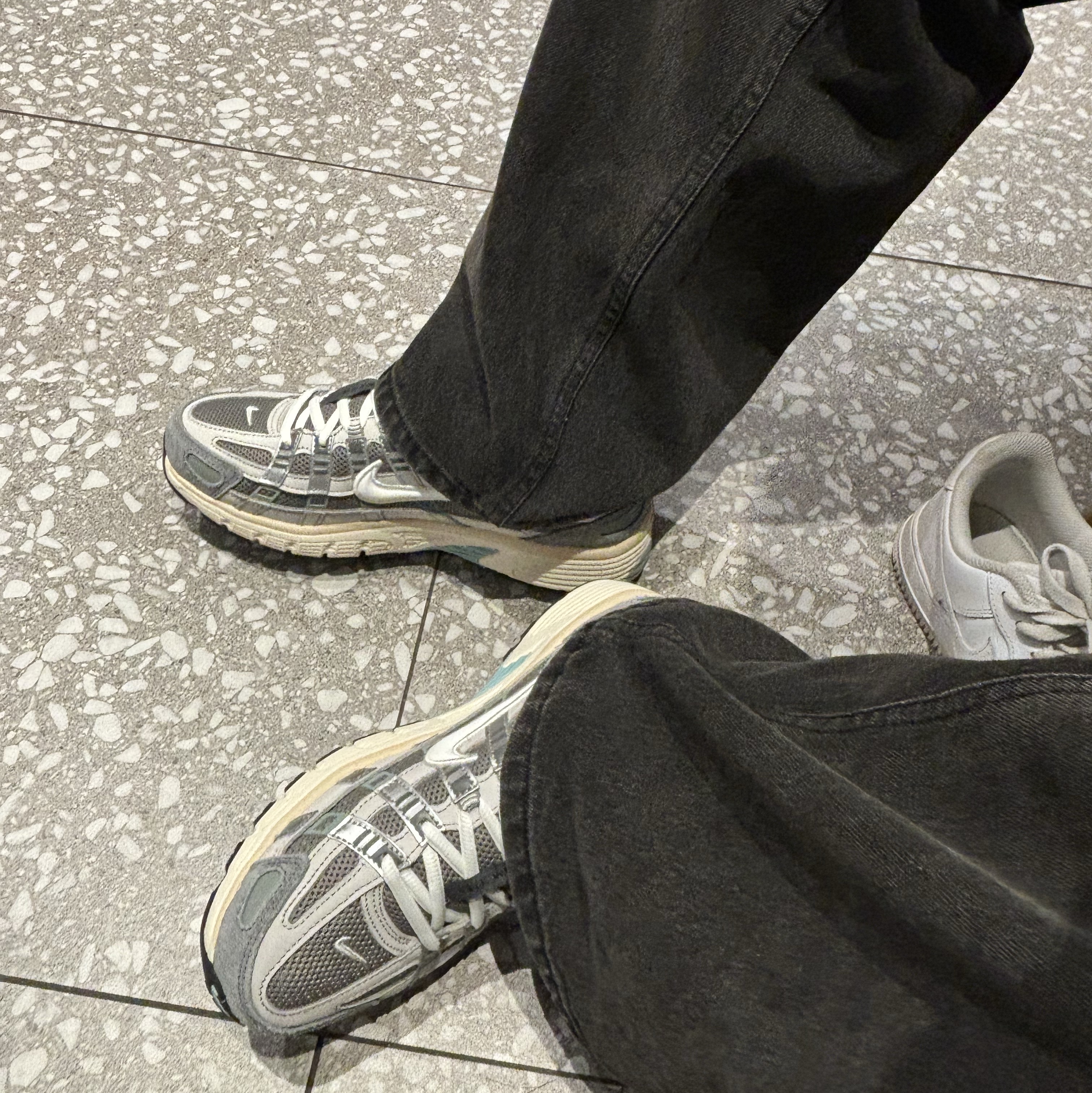 Nike P-6000 Flat Pewter Light Iron Ore 착용 스타일