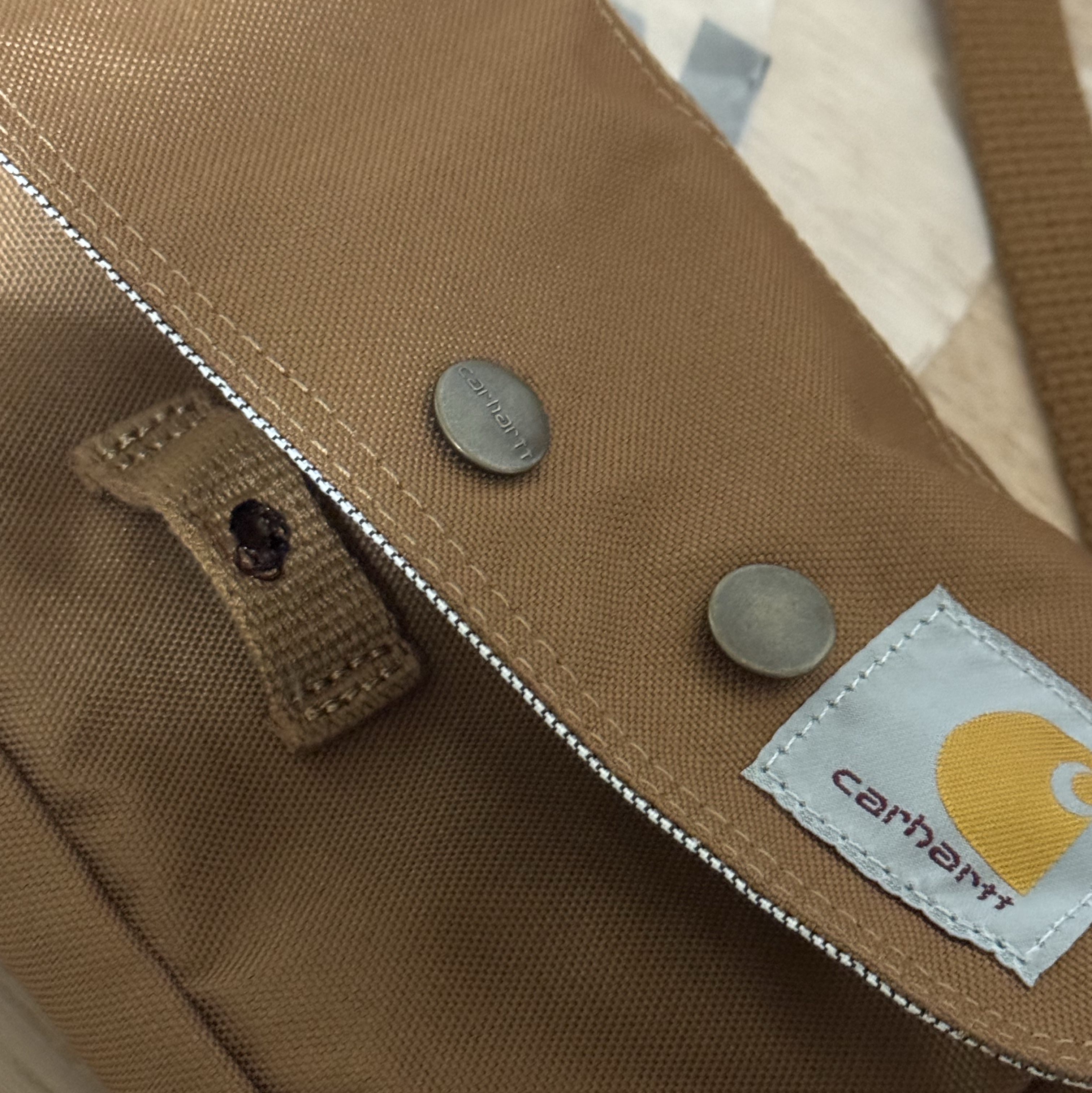 Carhartt Crossbody Horizontal Bag Carhartt Brown 착용 스타일