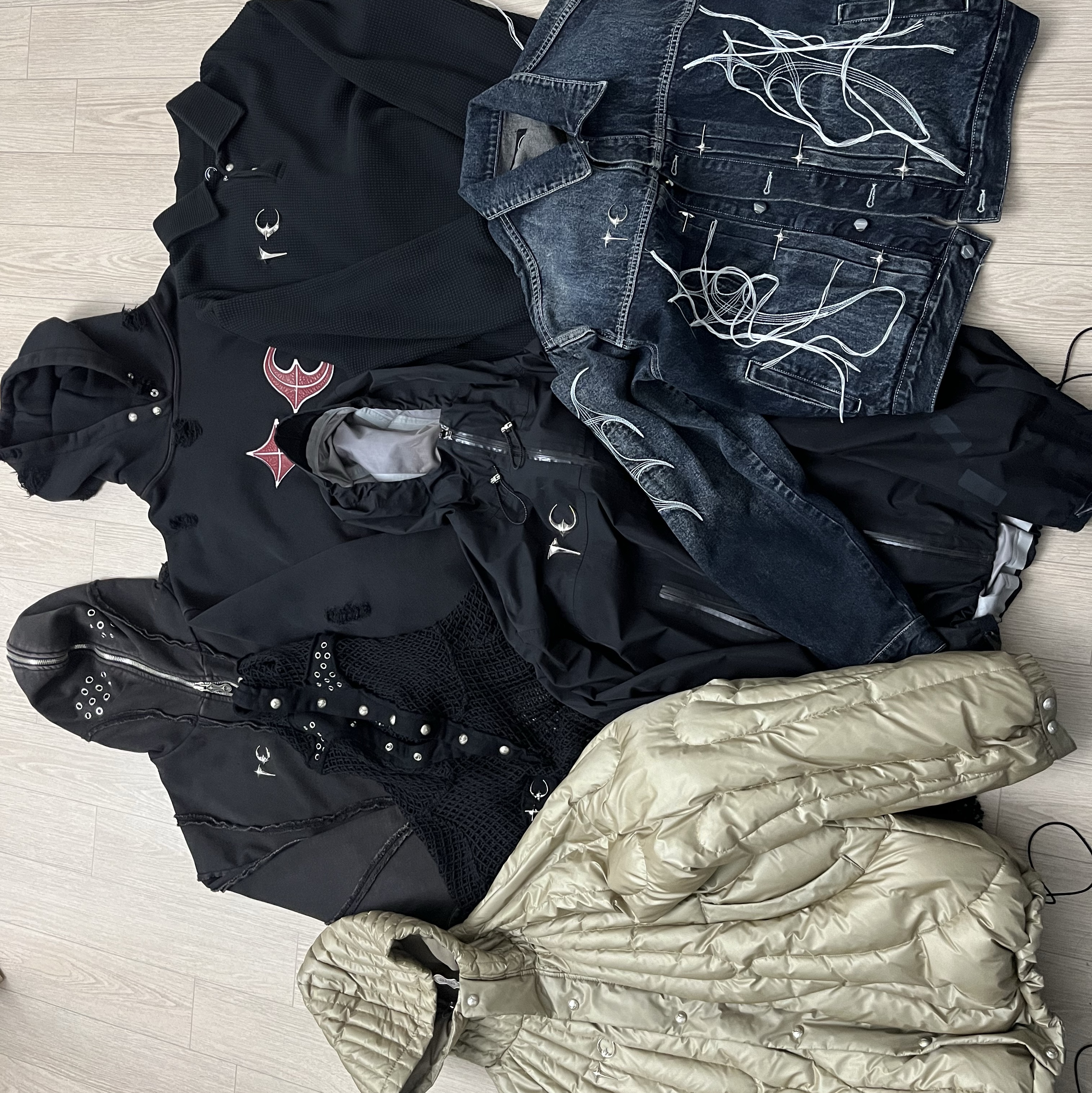 Thug Club Mithril Hoodie Sleeve Black, Thug Club Cave Down Jacket Beige 착용 스타일 - 1
