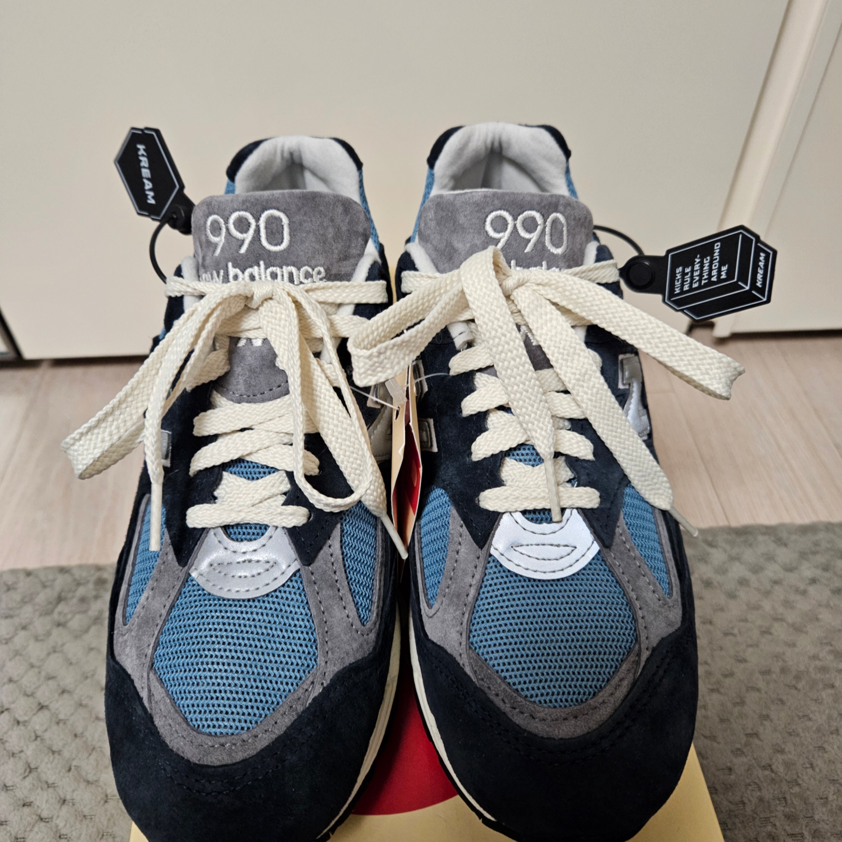New Balance 990v2 Made in USA Navy Castlerock 착용 스타일 - 1