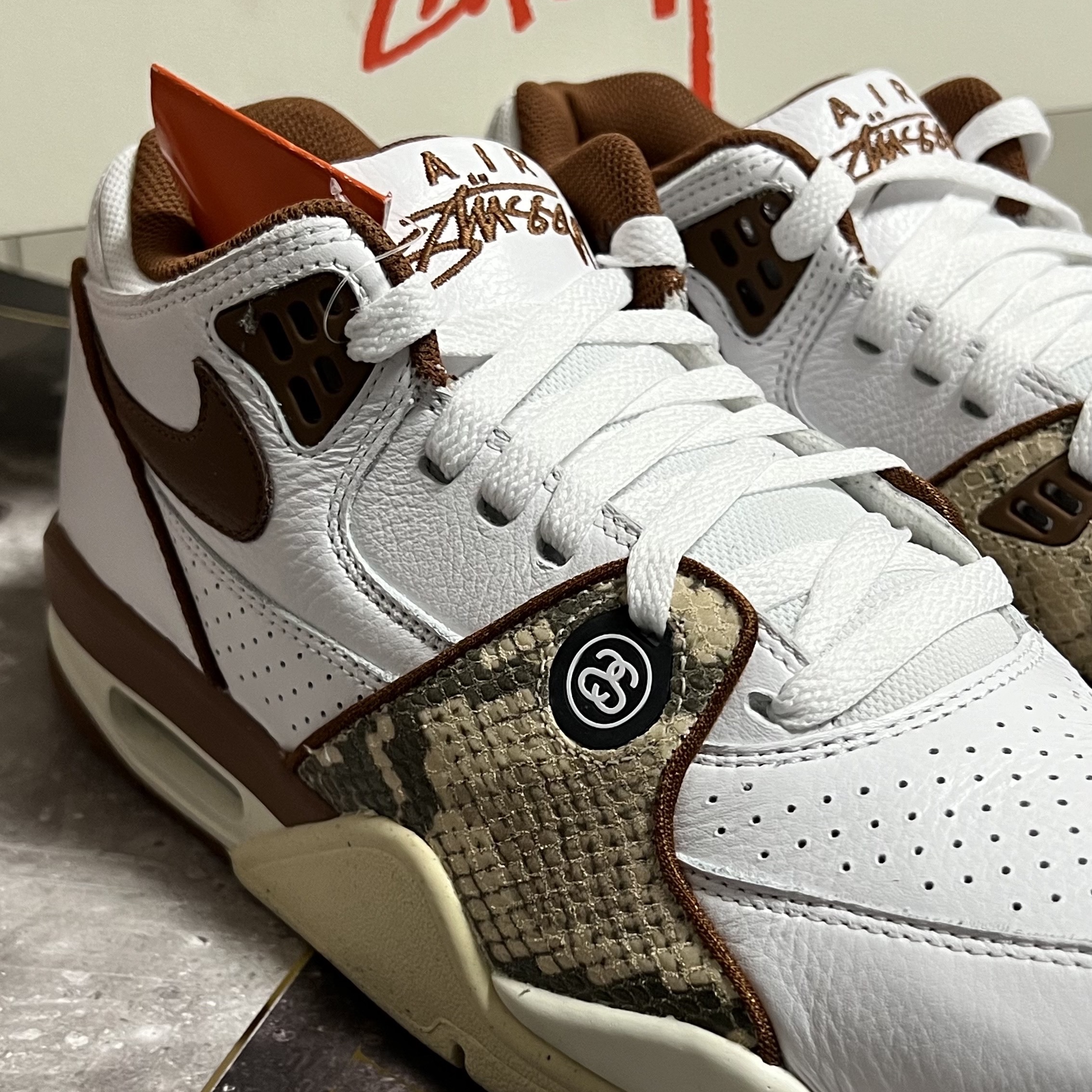 Nike x Stussy Air Flight 89 Low White and Pecan 착용 스타일 - 1