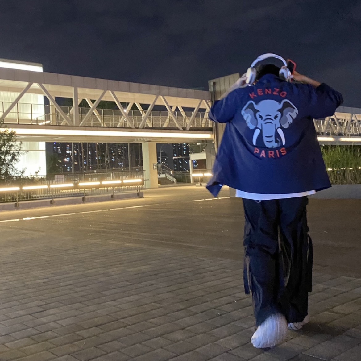 Balenciaga Defender Sneakers Beige, Kenzo Elephant Coach Jacket Midnight Blue 착용 스타일 - 1