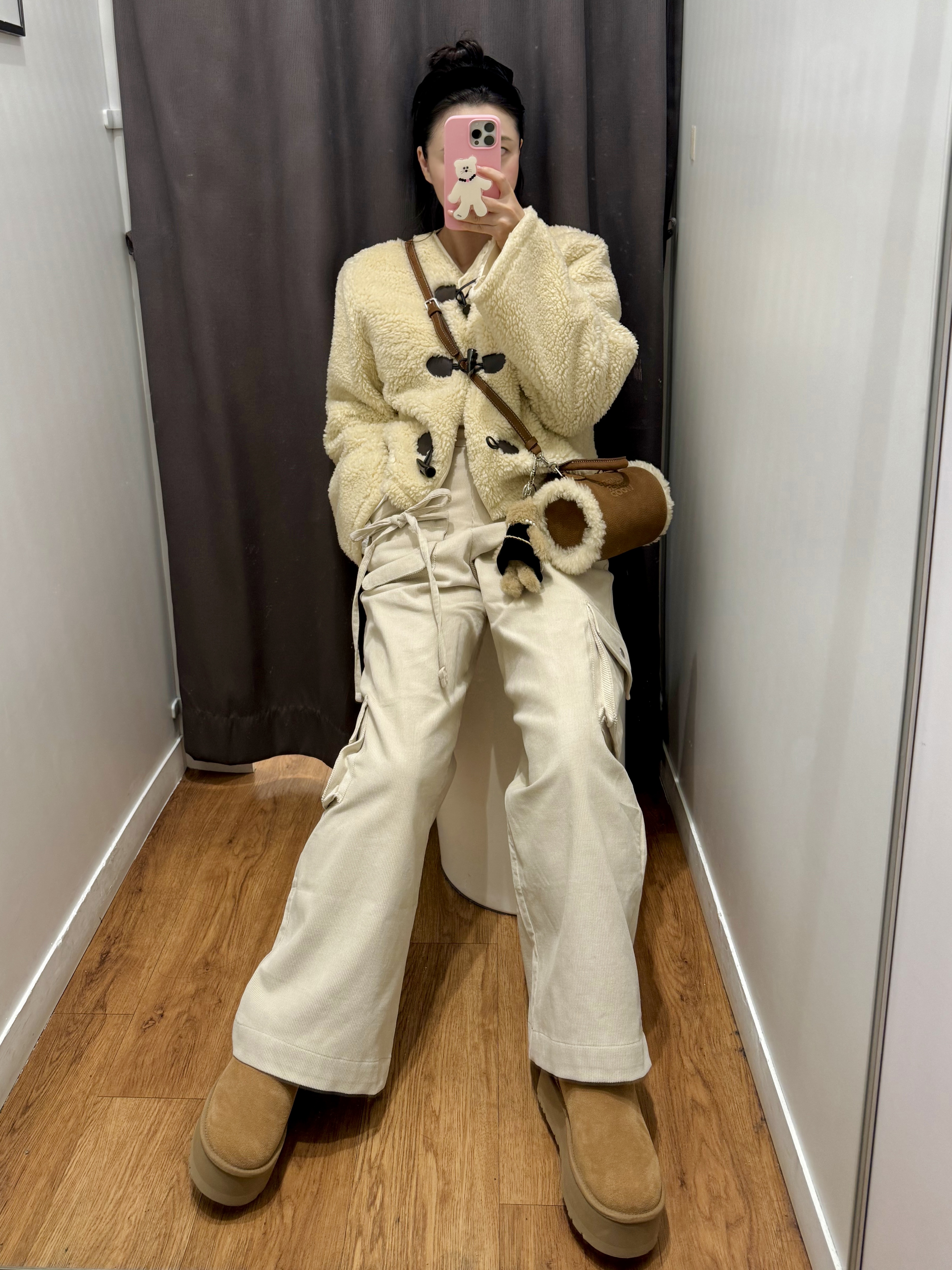 (W) UGG Classic Ultra Mini Platform Boots Chestnut 착용 스타일 - 1